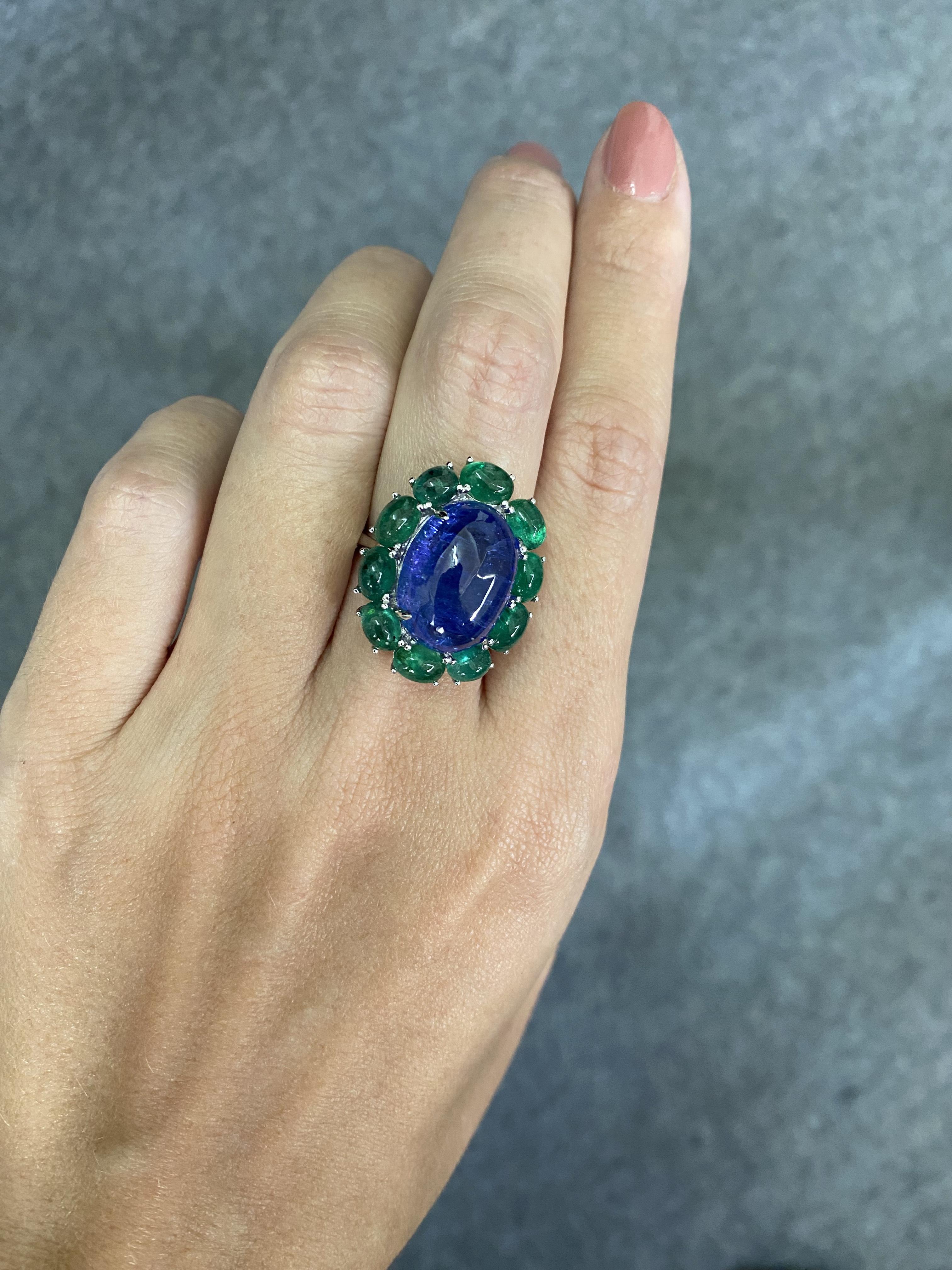 Anello cocktail con tanzanite e smeraldo da 15,82 carati in oro 18 carati in vendita 2
