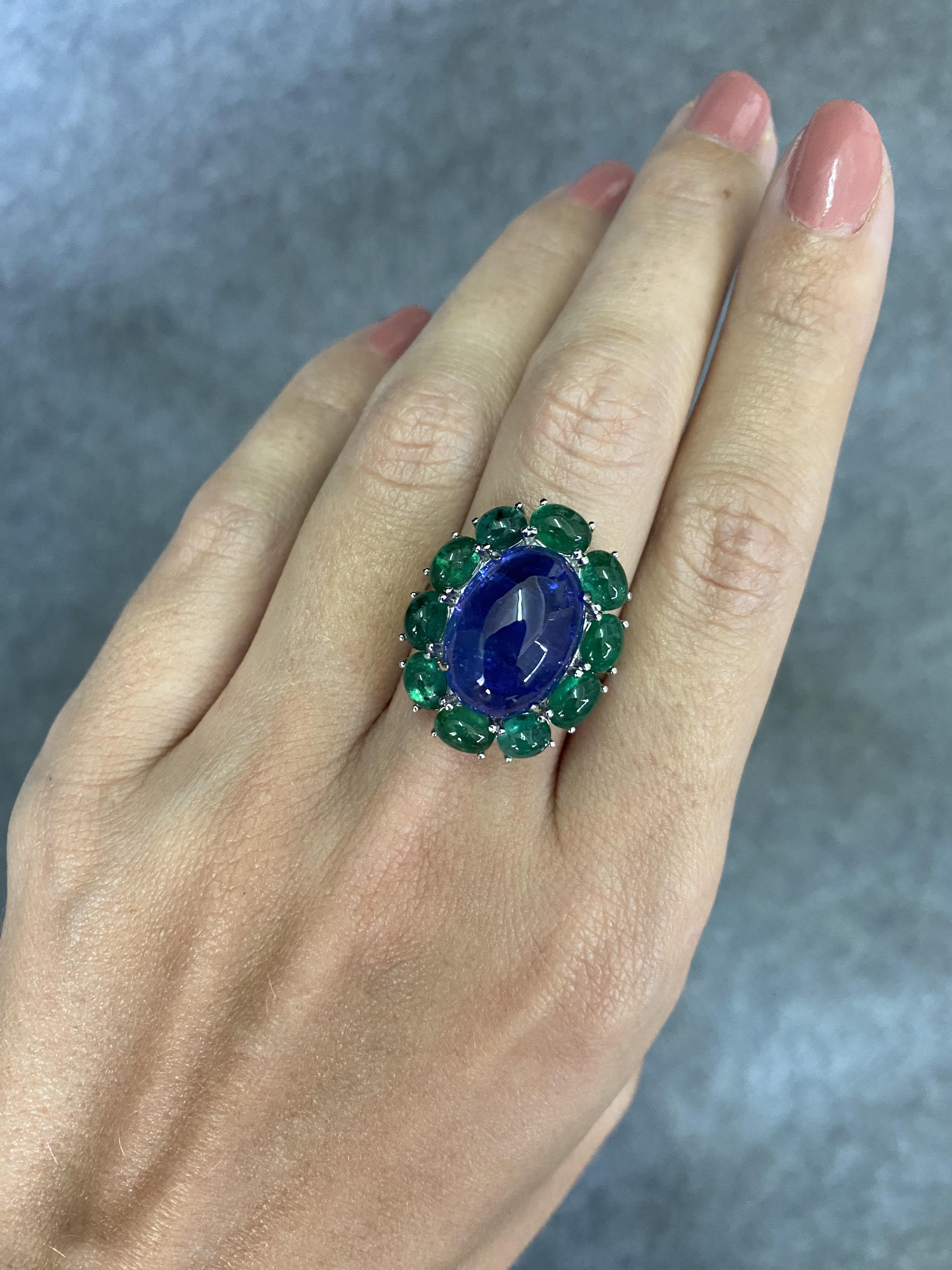 Anello cocktail con tanzanite e smeraldo da 15,82 carati in oro 18 carati in vendita 3