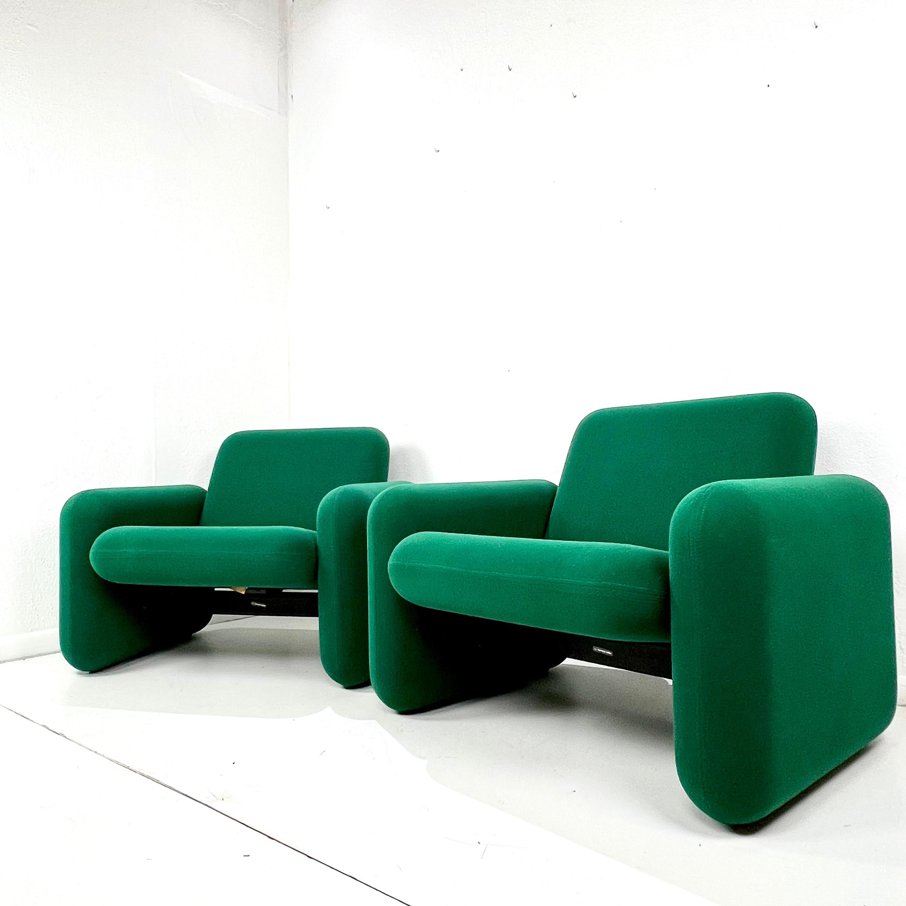 Diseñadas por Ray Wilkes para Herman Miller y presentadas por primera vez en 1976, este par de llamativas sillas causan una impresión duradera con cojines atrevidos de bordes redondeados y soportes de acero que unen el asiento y el respaldo para