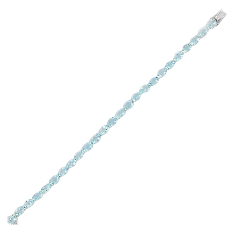 Dieses Aquamarin-Tennisarmband aus 18-karätigem Gold präsentiert 25 unendlich funkelnde natürliche Aquamarine mit einem Gewicht von 15,83 Karat. Es misst 7.25 Zoll in der Länge. 
Aquamarin ist nützlich, wenn es darum geht, sich in einer Phase des