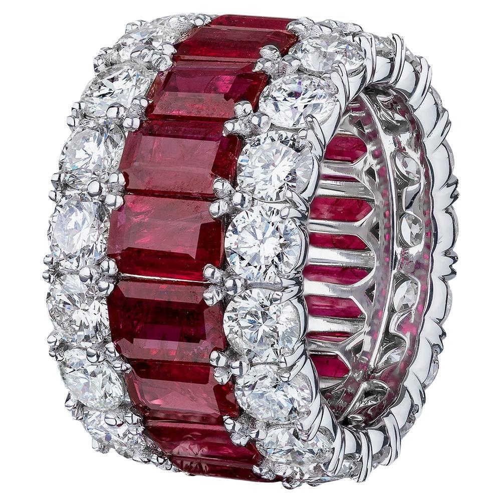 Anneau d'éternité large en diamants et rubis taille émeraude de 15,84 carats