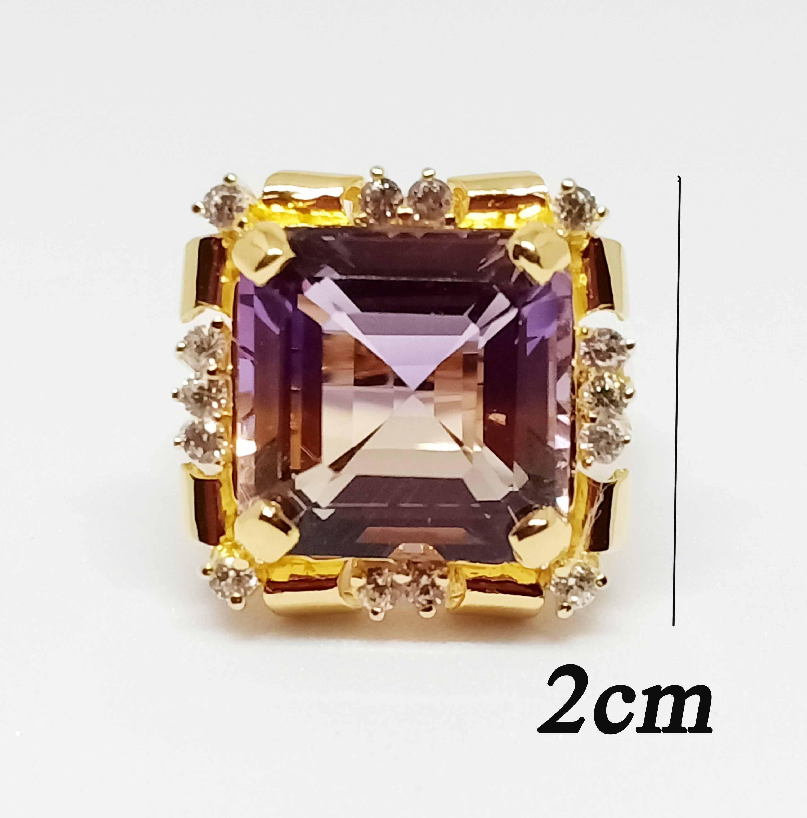 Ametrino ottagono 14.5x14.5mm ( 15.89 carati )
Zircone bianco rotondo. 2 mm. 14 pezzi.
Argento 925 su placcatura in oro 18 carati
Taglia 7 noi.

Storia e storia dell'ametrina
L'unica fonte commerciale di ametrina al mondo è la miniera di Anahi, nel