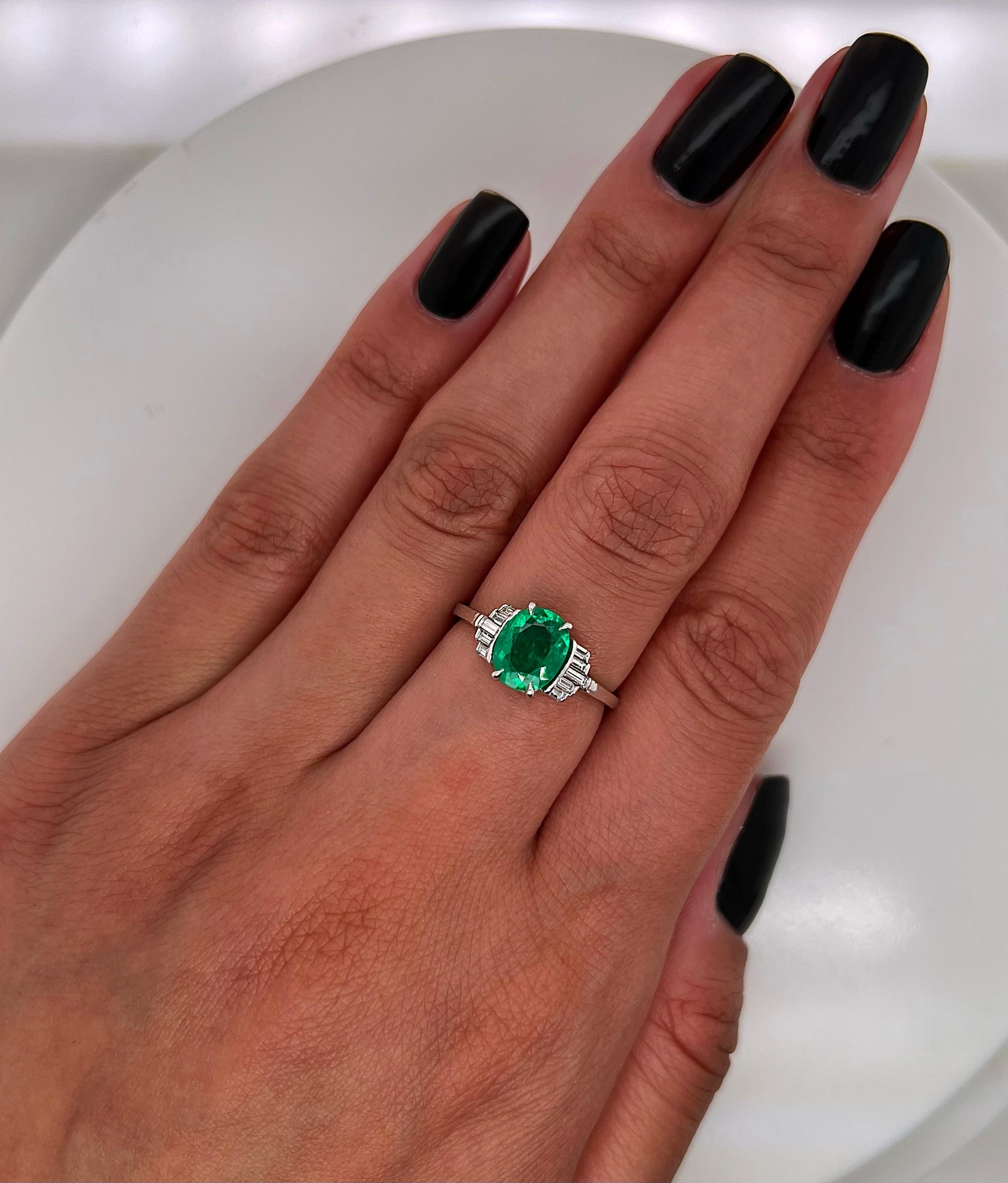 Oval Cut 1.58 Total Carat Natural Columbian Green Emerald and Diamond Ladies Vintage Ring For Sale
