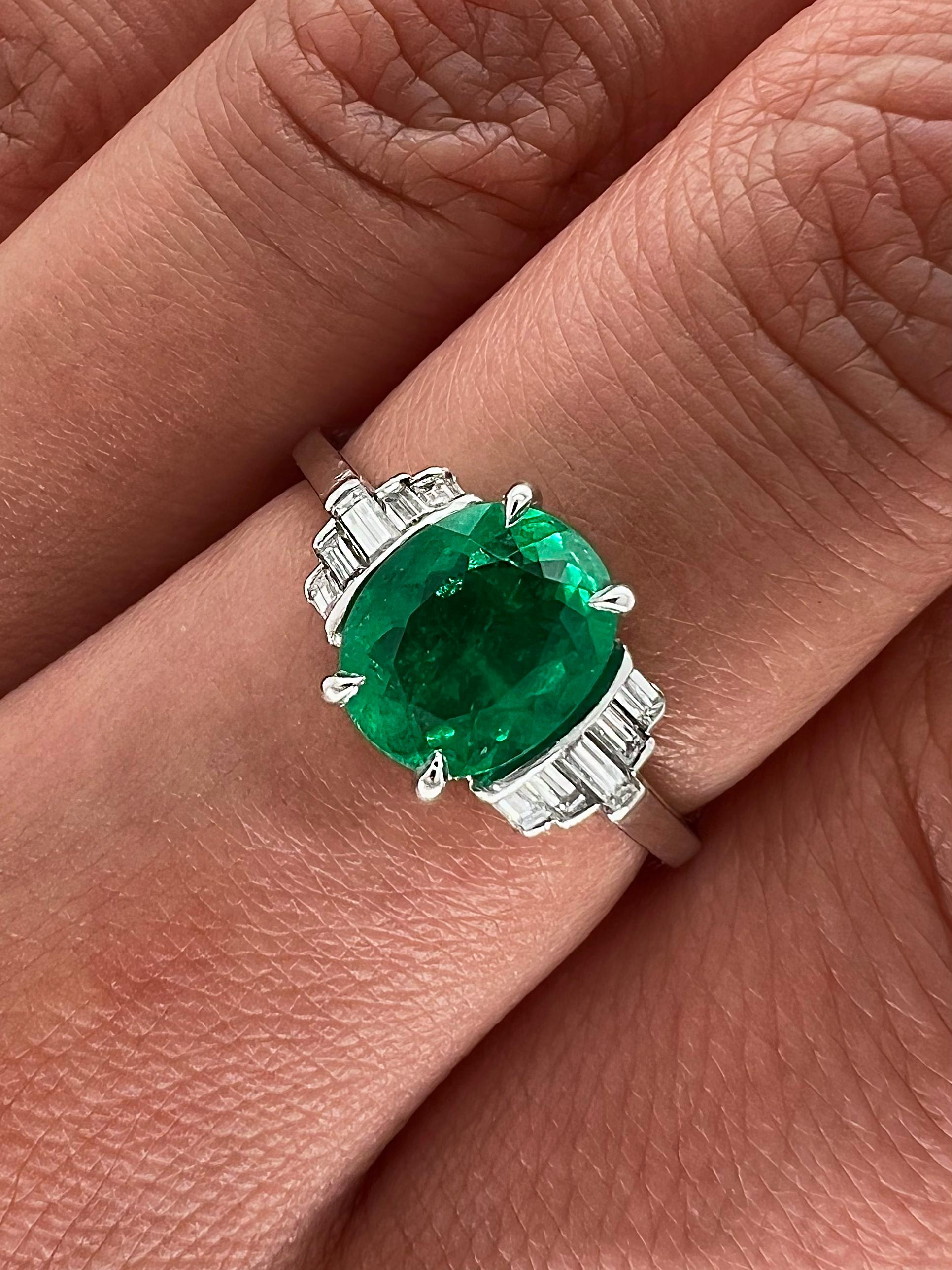 1.58 Total Carat Natural Columbian Green Emerald and Diamond Ladies Vintage Ring In New Condition For Sale In New York, NY