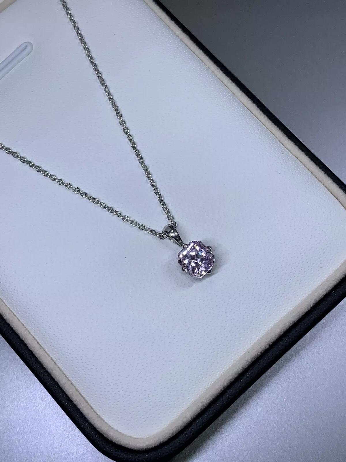 Ciondolo con zaffiro rosa da 1,58 carati in oro bianco 18 carati.

Collana con pendente solitario in oro bianco 18 carati con zaffiro naturale.

Zaffiro rosa pesca peso totale 1,58 carati, pendente solitario con taglio a cuscino in oro bianco 18