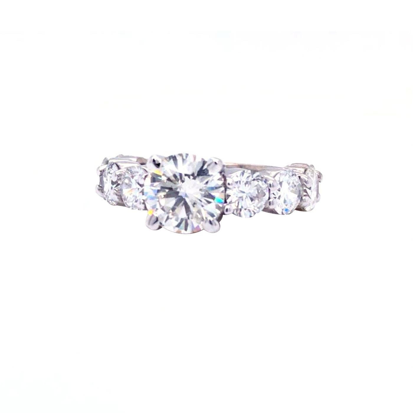 Dieser Ring verfügt über Round Cut Diamanten natürlichen Diamanten von H-I und G-F Farbe und VS2 und Si2 Klarheit. Mit einer Größe von 5,5 und dem eleganten Metall 14K Weißgold wird dieses fantastische Stück garantiert jahrzehntelang Freude
