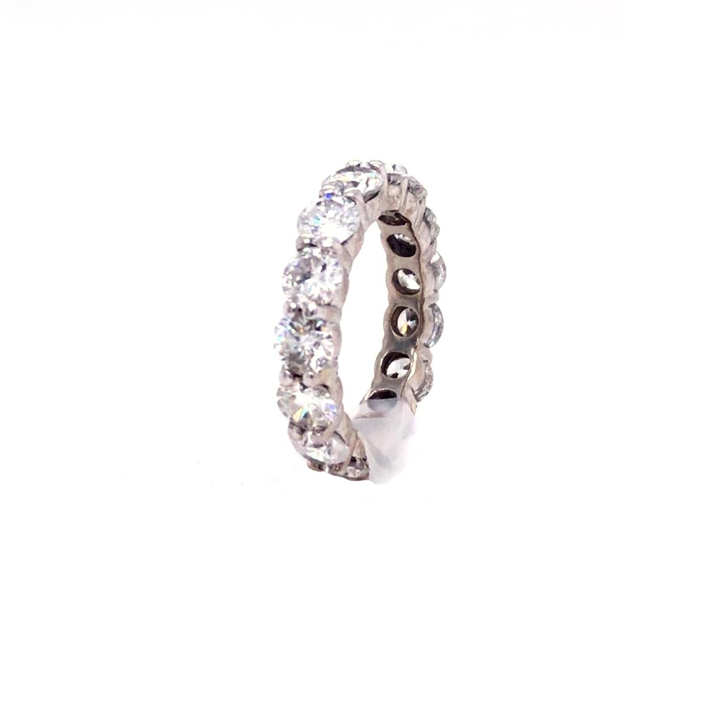 Round Cut 1.58ct Round Diamond with 8 Side Diamonds Engagement Ring 4.1ct Eternity Band For Sale