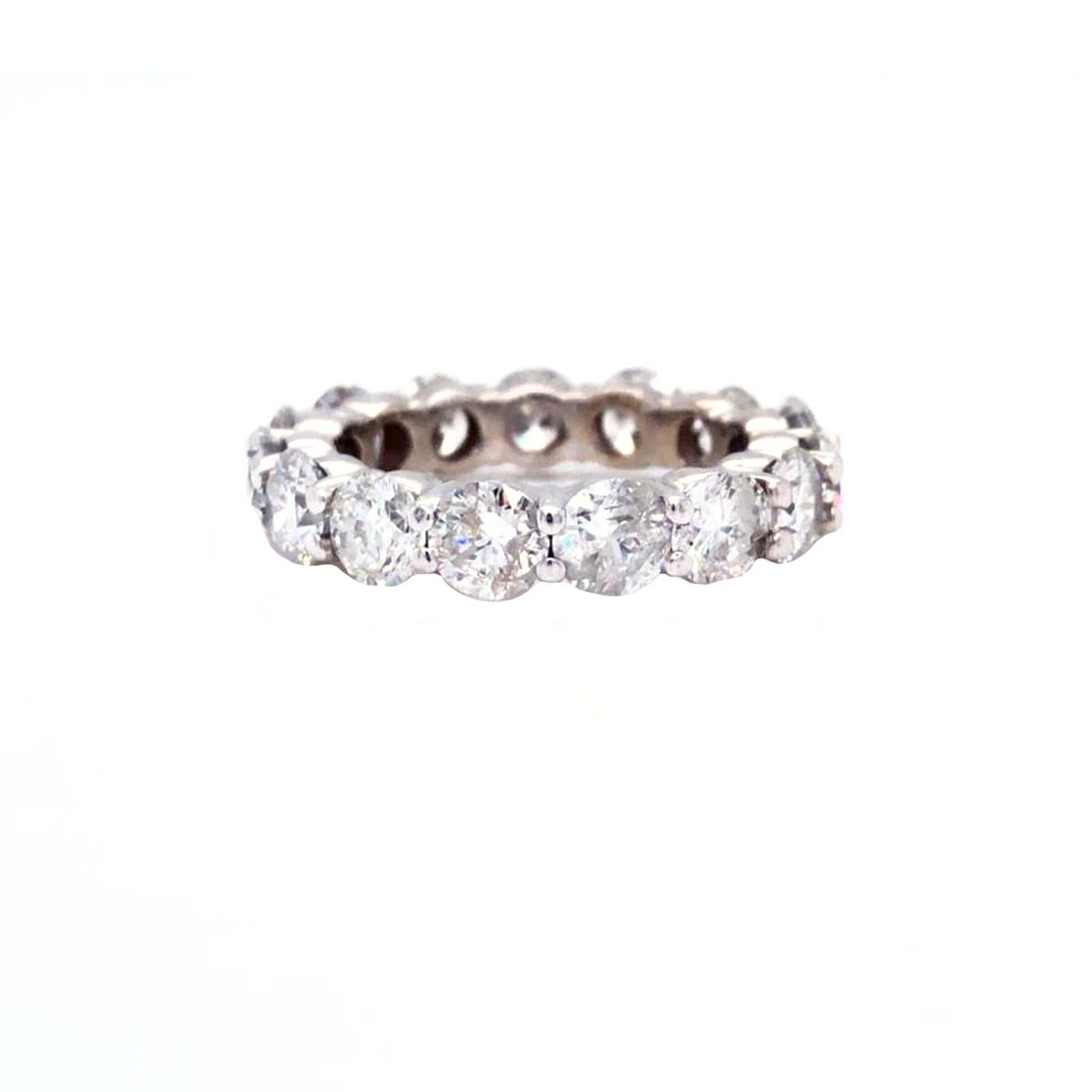 1.58ct Round Diamond with 8 Side Diamonds Engagement Ring 4.1ct Eternity Band In New Condition For Sale In Aventura, FL