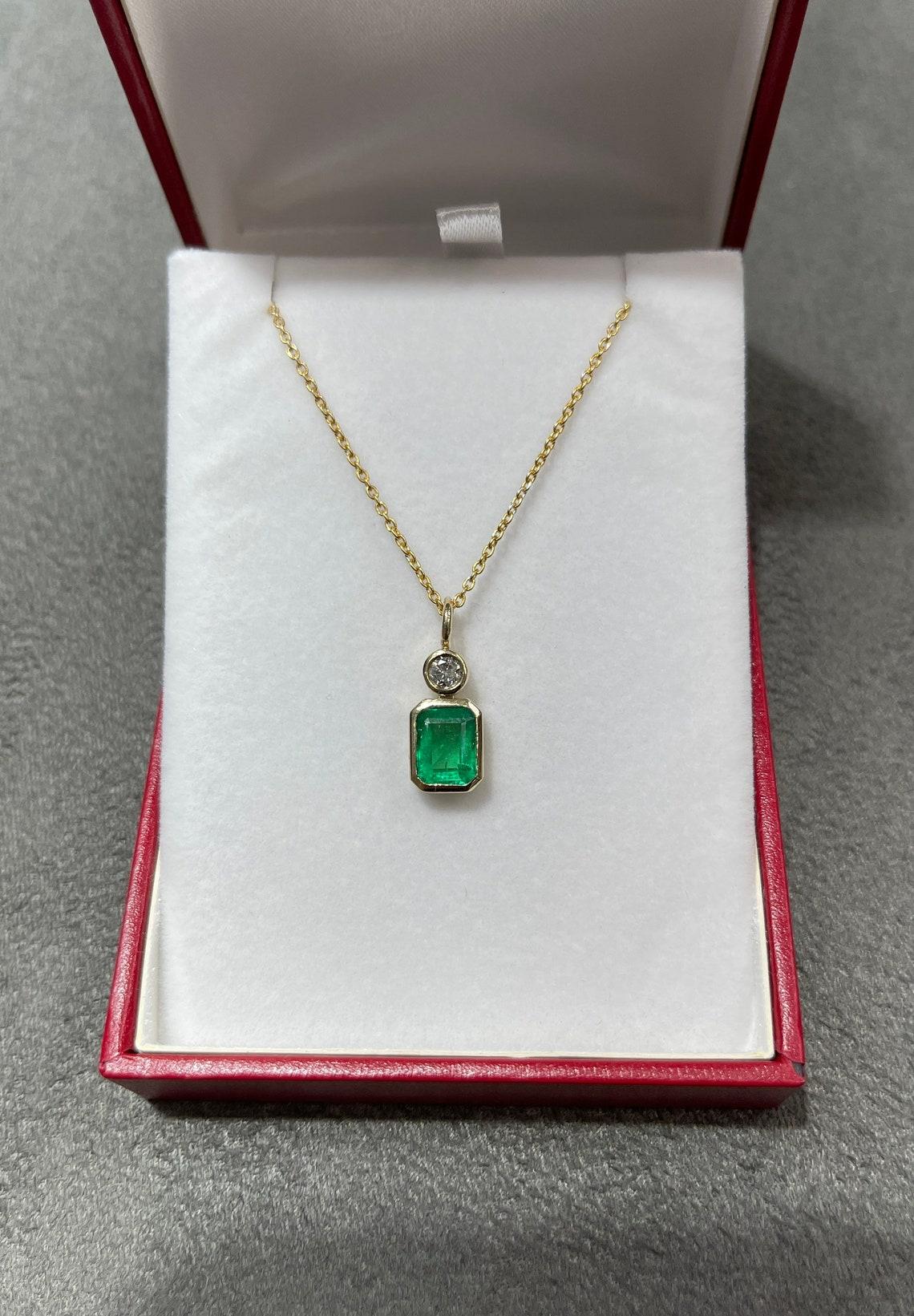 Moderne 1.58tcw 14K Colombian Emerald-Emerald Cut & Diamond Pendentif en vente