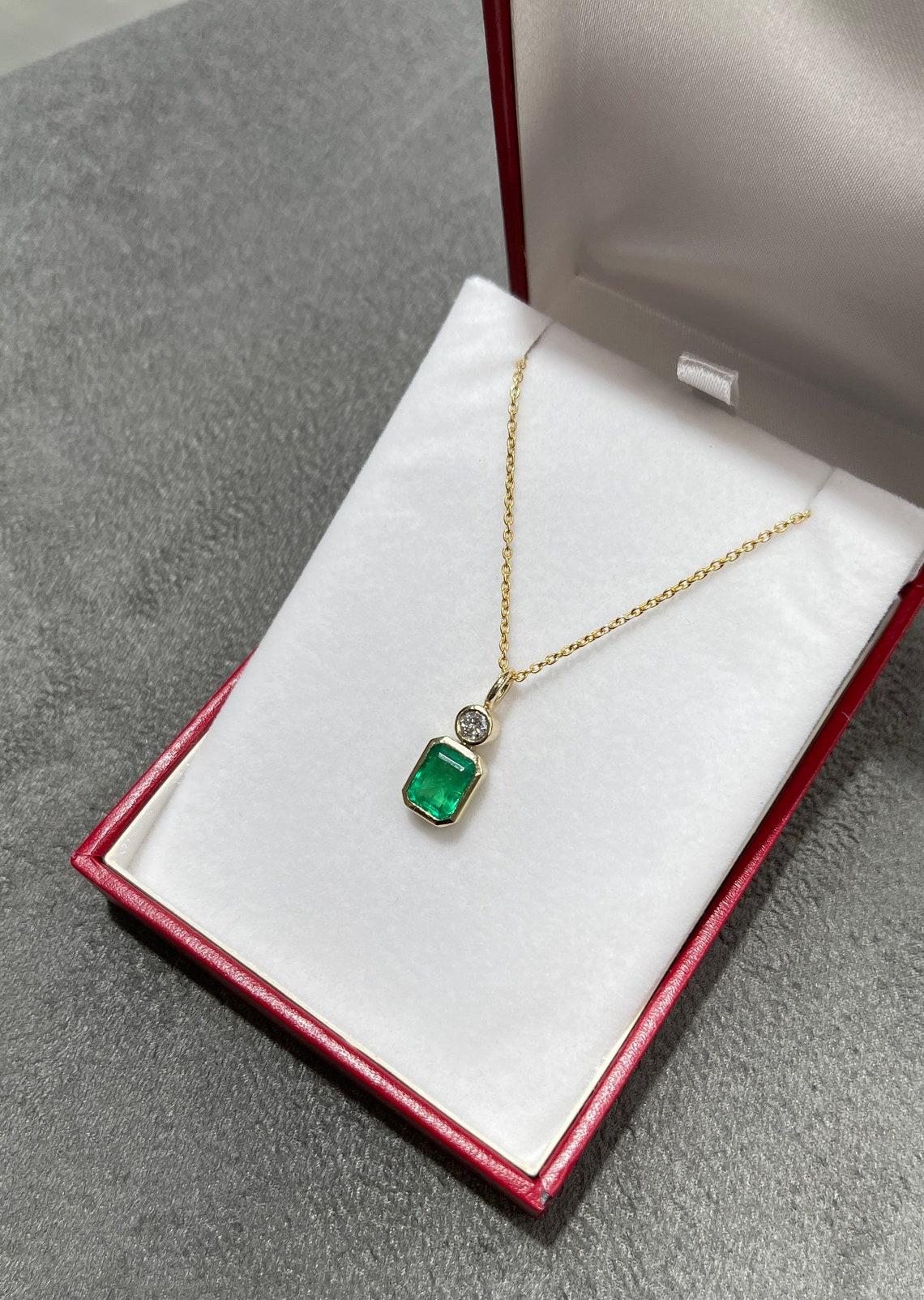 Taille émeraude 1.58tcw 14K Colombian Emerald-Emerald Cut & Diamond Pendentif en vente