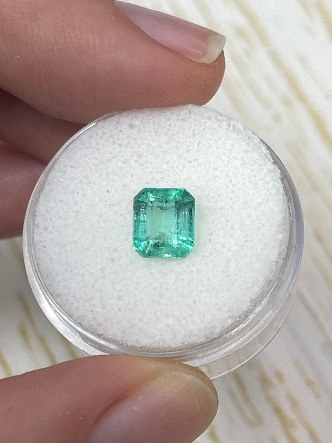 A. Stone: Smeraldo
Peso: 1,59 carati
Forma: Taglio smeraldo
Chiarezza: Trasparente
Lucentezza: Molto buono
Colore: Verde pastello bluastro
Misure: 7,25 mm x 6,38 mm x 4,77 mm
Origine geografica: Colombia
Trattamento: Naturale, oliatura

Commenti: A
