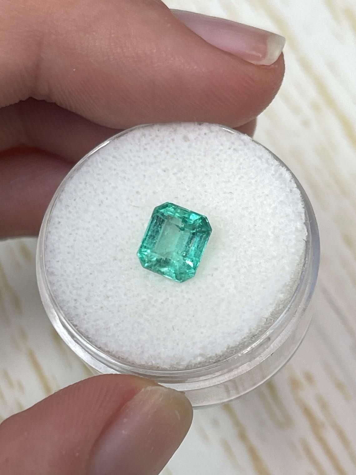 Moderno 1,59 Carati 7x6 Smeraldo colombiano verde pastello - Gemma di nascita di maggio con taglio smeraldo in vendita