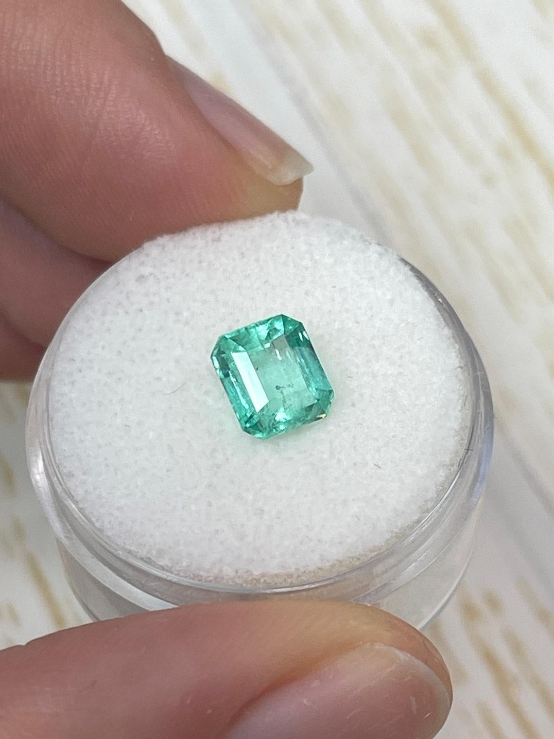Taglio smeraldo 1,59 Carati 7x6 Smeraldo colombiano verde pastello - Gemma di nascita di maggio con taglio smeraldo in vendita