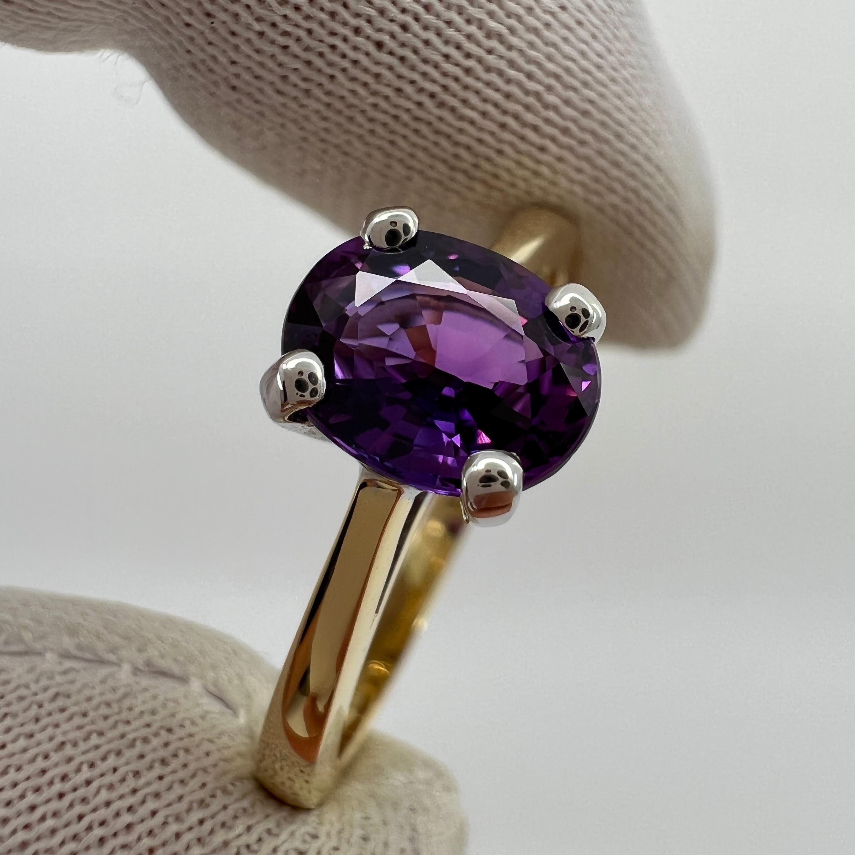 Bague solitaire en or 18 carats avec saphir violet profond naturel de 1,59 carat de taille ovale en vente 1