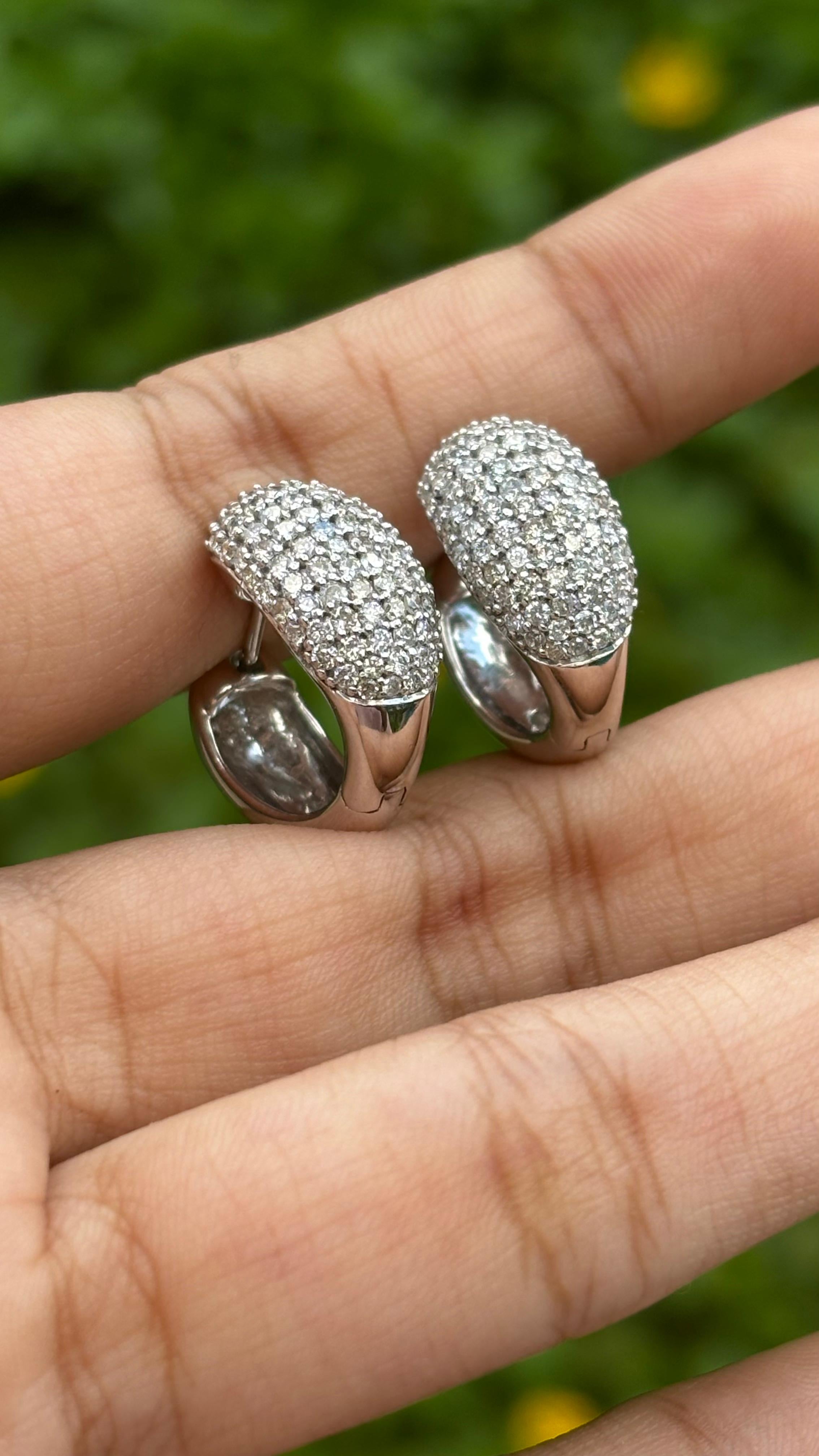 1.59 Carat Natural Diamond Hoop Earrings in 18K White Gold In New Condition For Sale In Bangkok, TH