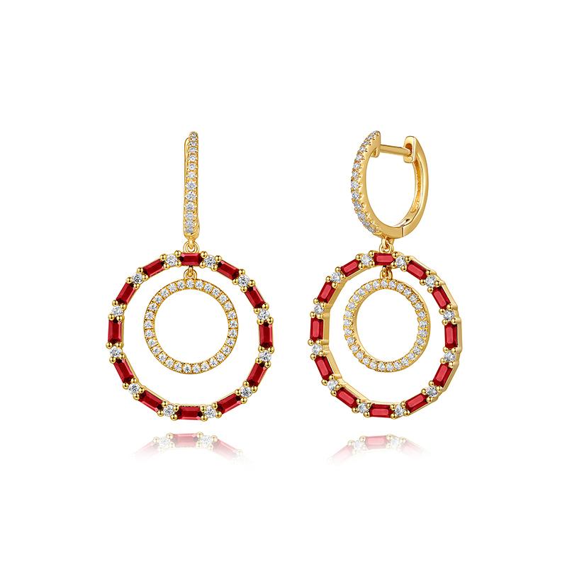 Taille ronde Boucles d'oreilles en or jaune 14 carats avec rubis naturel de 1,59 carat et diamants G SI en vente