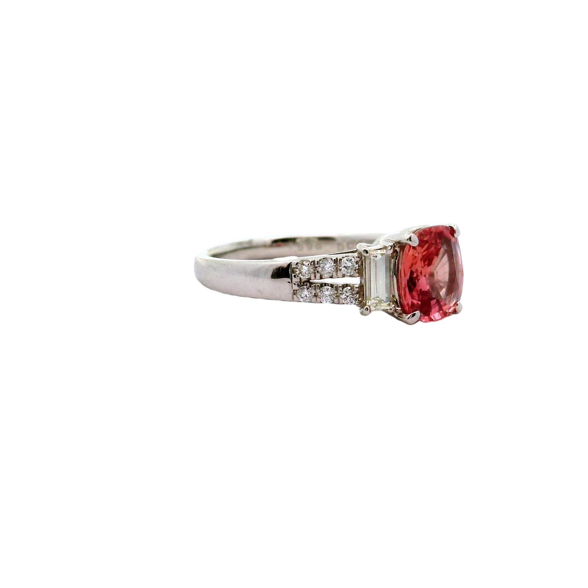 Ein bezaubernder Padparadscha-Saphir von 1,59 Karat steht im Mittelpunkt dieses modernen Rings. Der Saphir im Kissenschliff hat eine leuchtende, orange-rosa Farbe, die sowohl natürlich als auch selten ist. Der zentrale Edelstein wird durch 0,39
