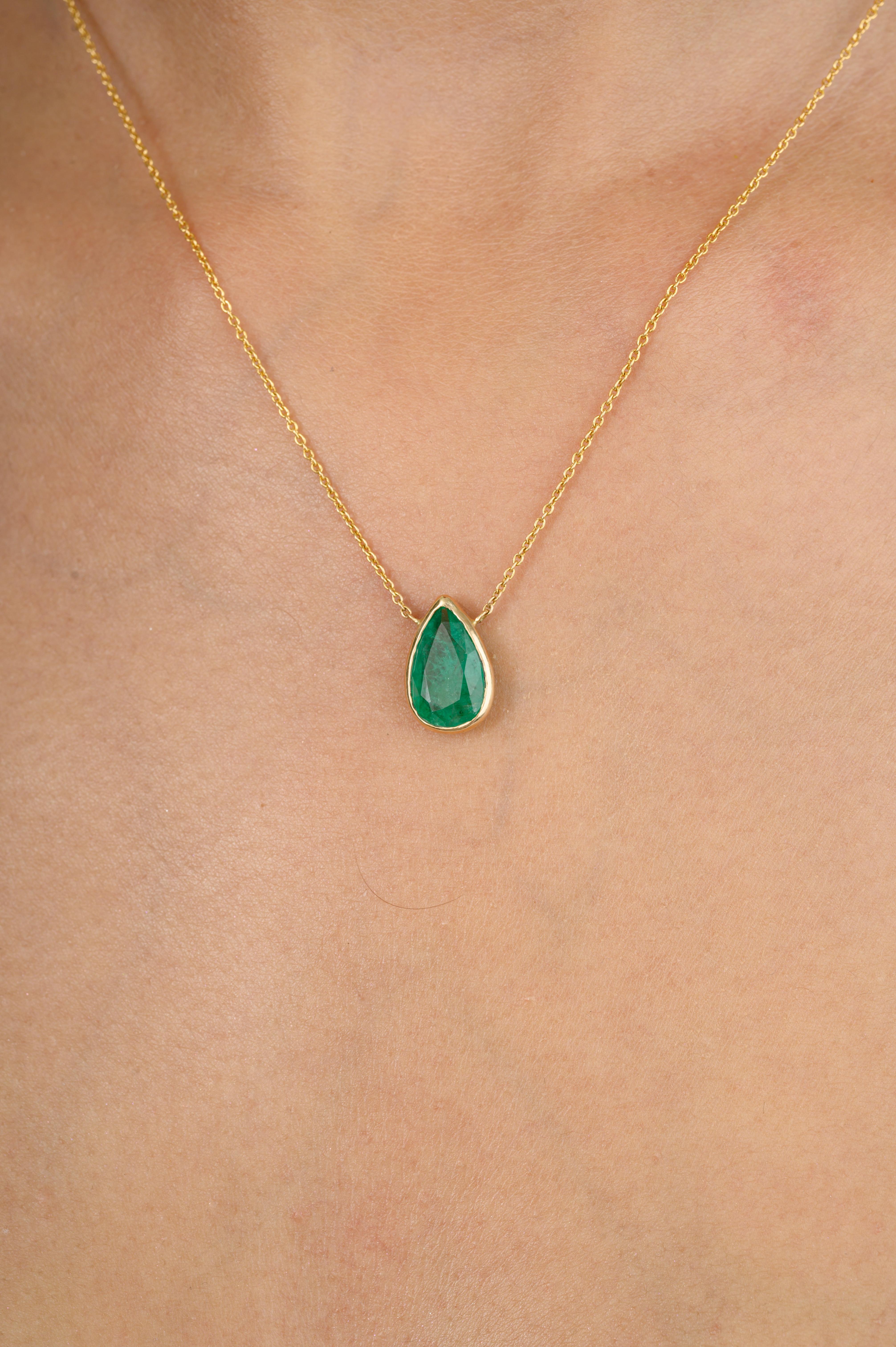 Collier de tous les jours en or 14 carats serti d'une émeraude poire de 1,59 carat. Ce superbe bijou rehausse instantanément un look décontracté ou une tenue habillée. 
L'émeraude renforce les capacités intellectuelles.
Conçu avec une émeraude de