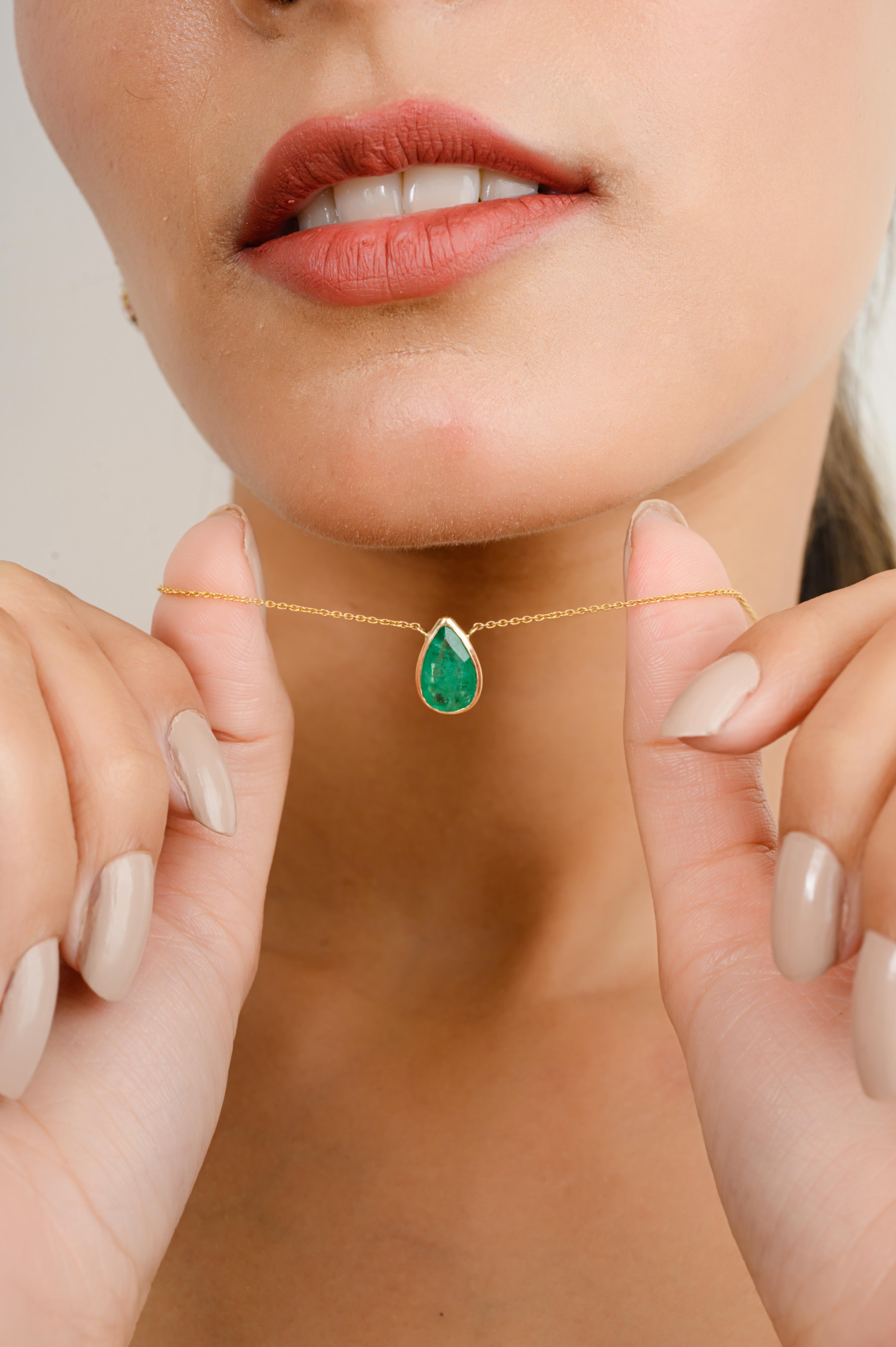 Taille poire 1.59 Carat Pear Cut Emerald Everyday Chain Necklace in 14k Solid Yellow Gold (Collier de chaîne en or jaune massif) en vente