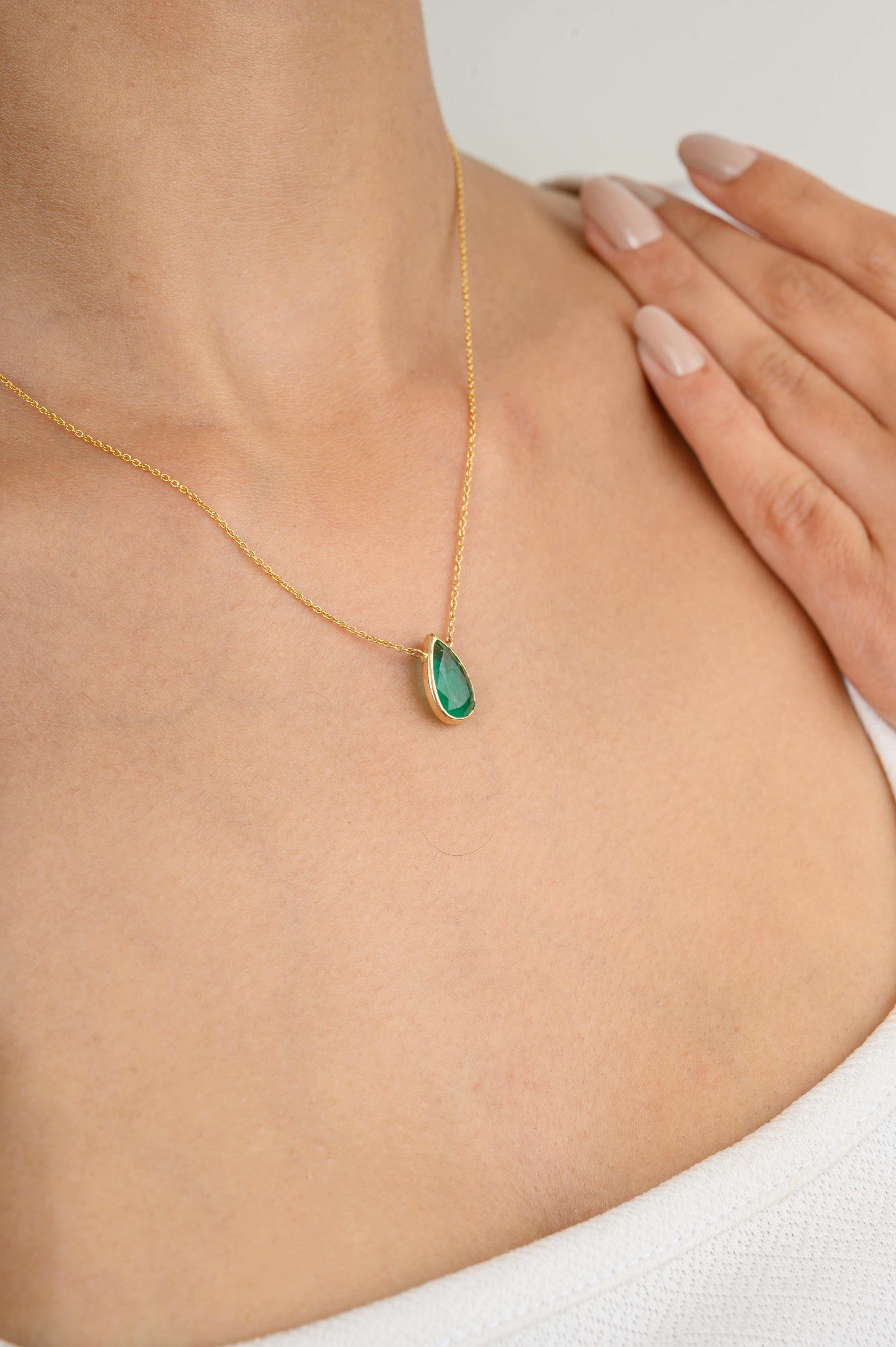 1.59 Carat Pear Cut Emerald Everyday Chain Necklace in 14k Solid Yellow Gold (Collier de chaîne en or jaune massif) Pour femmes en vente