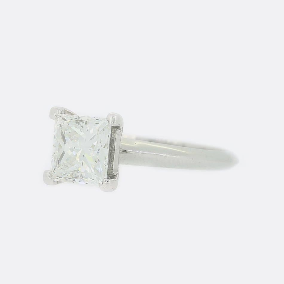 Dies ist ein Verlobungsring aus 18 Karat Weißgold mit Diamanten. Das Herzstück dieses Rings ist ein  Diamant im Prinzessinnenschliff, gefasst in einer Spannzange mit vier Klauen und einem messerscharfen Ringschaft aus 18 Karat Weißgold.

Zustand: