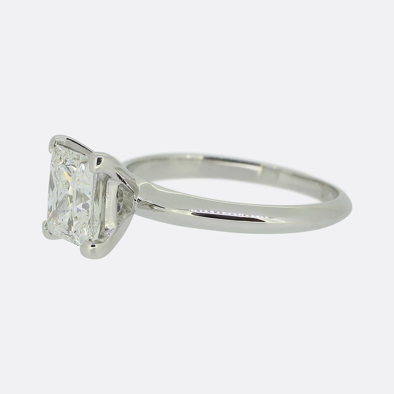 Nous avons ici une magnifique bague de fiançailles solitaire en diamant. Cette pièce contemporaine a été fabriquée en or blanc 18 carats et arbore un diamant taille princesse de 1,59 carat au centre de la face. Cette pierre centrale se trouve seule