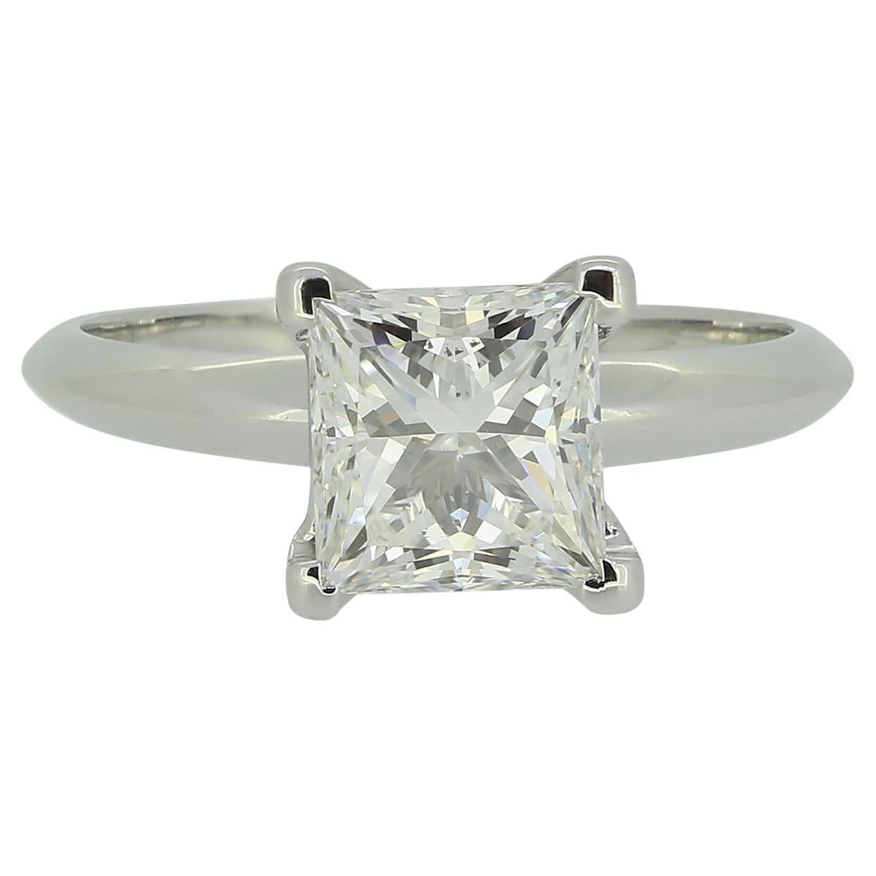 Bague de fiançailles solitaire en diamant taille princesse de 1.59 carat en vente
