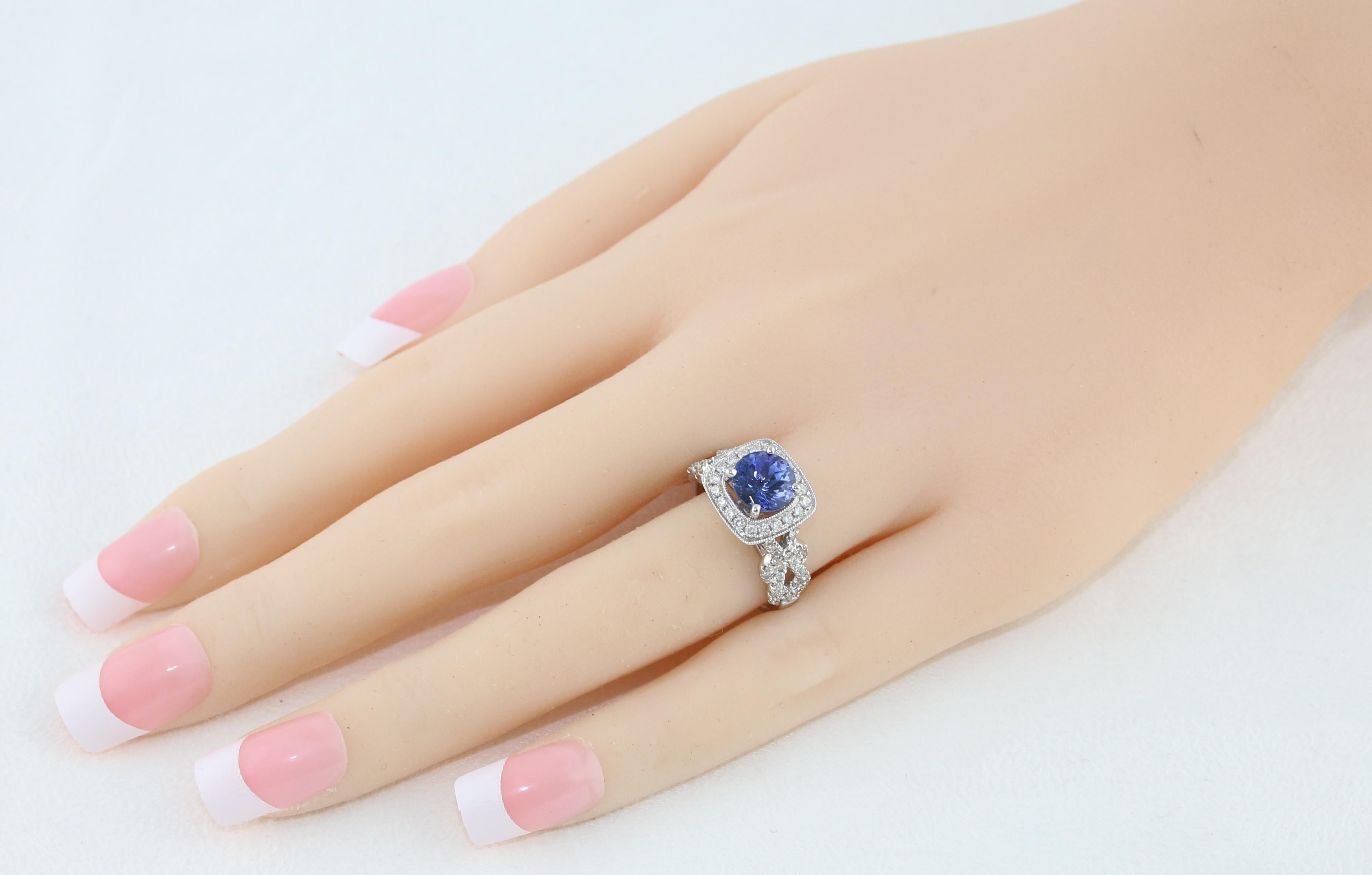 Taille ronde Bague halo carrée en or milgrain avec tanzanite ronde de 1,59 carat et diamants en vente