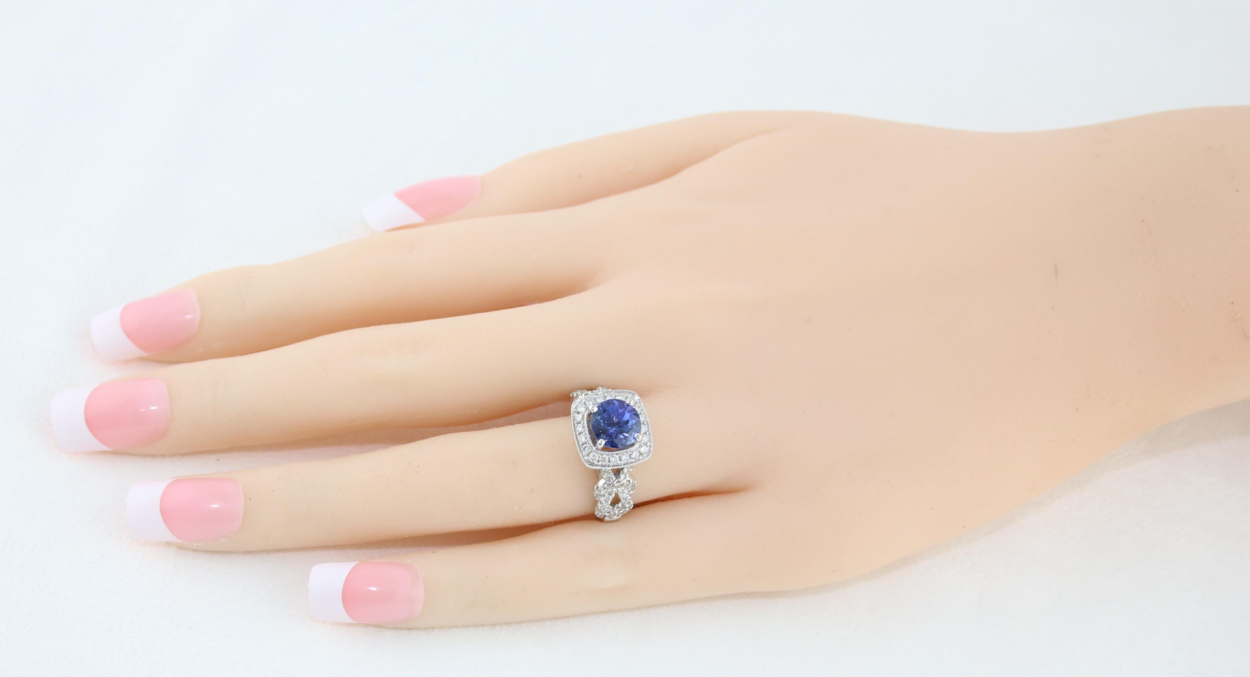 Bague halo carrée en or milgrain avec tanzanite ronde de 1,59 carat et diamants Neuf - En vente à New York, NY
