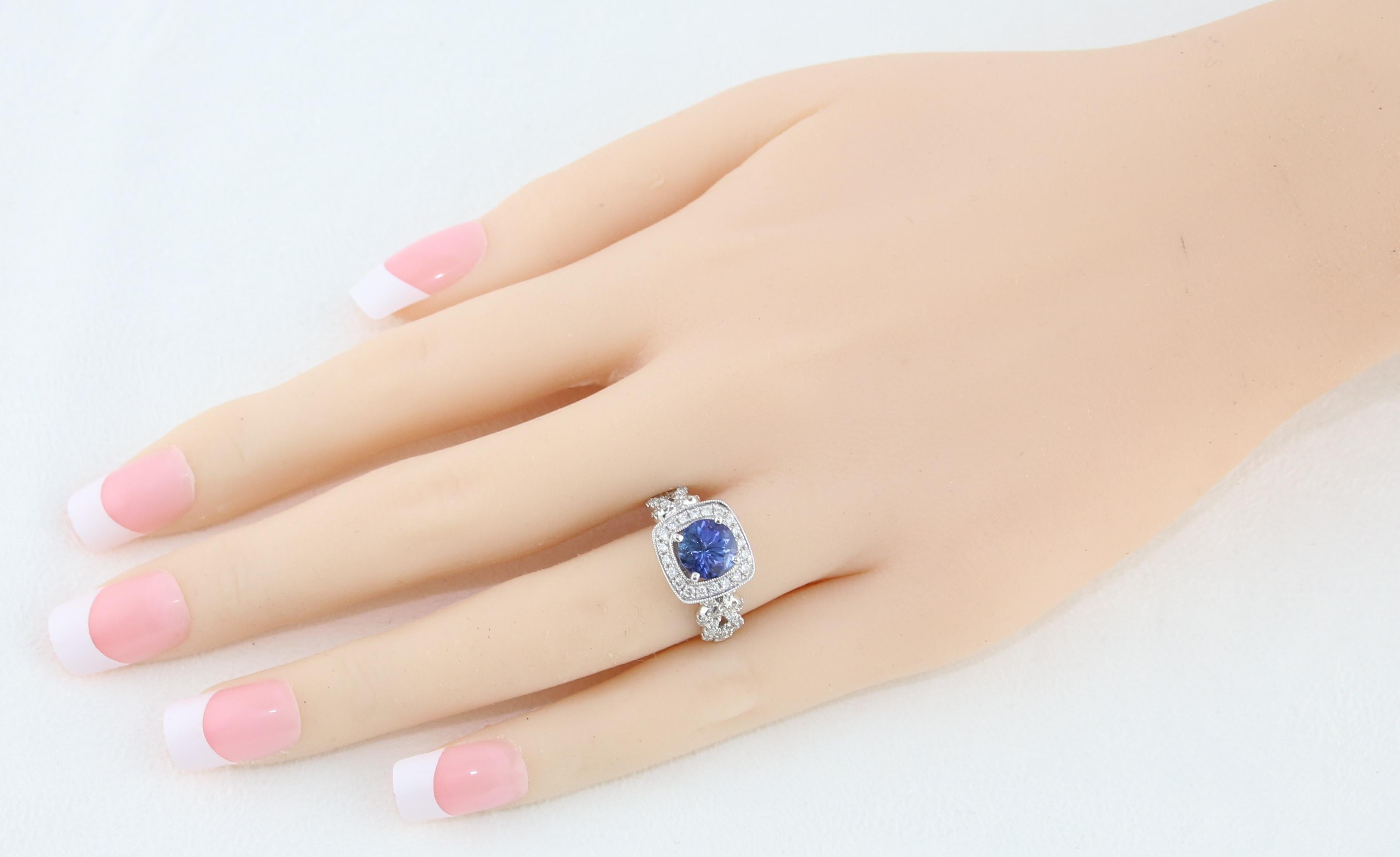 Bague halo carrée en or milgrain avec tanzanite ronde de 1,59 carat et diamants Pour femmes en vente