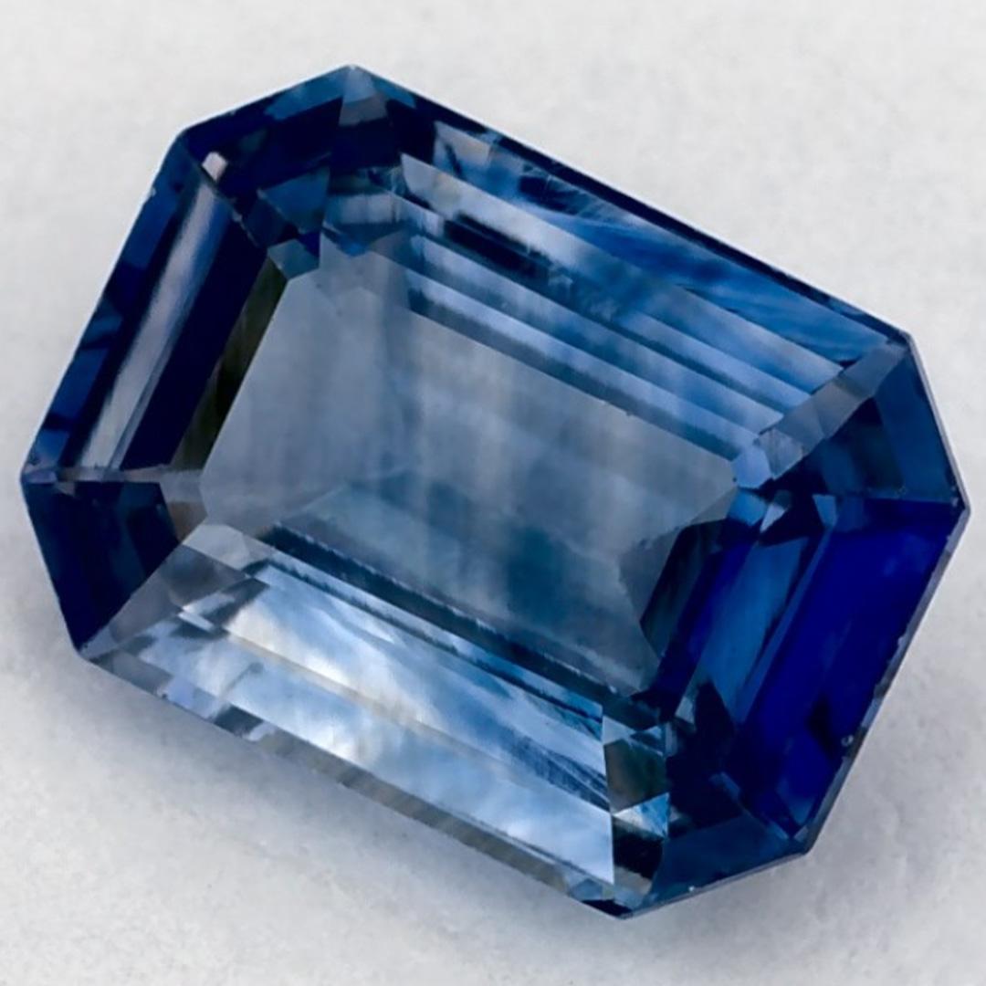 Pierre de naissance très précieuse du mois de septembre, d'un bleu ravissant. On pense qu'ils apportent chance et fortune dans la vie.

Explorez la vibrante collection d'émeraudes, de rubis et de saphirs de notre magasin, disponibles sous forme de