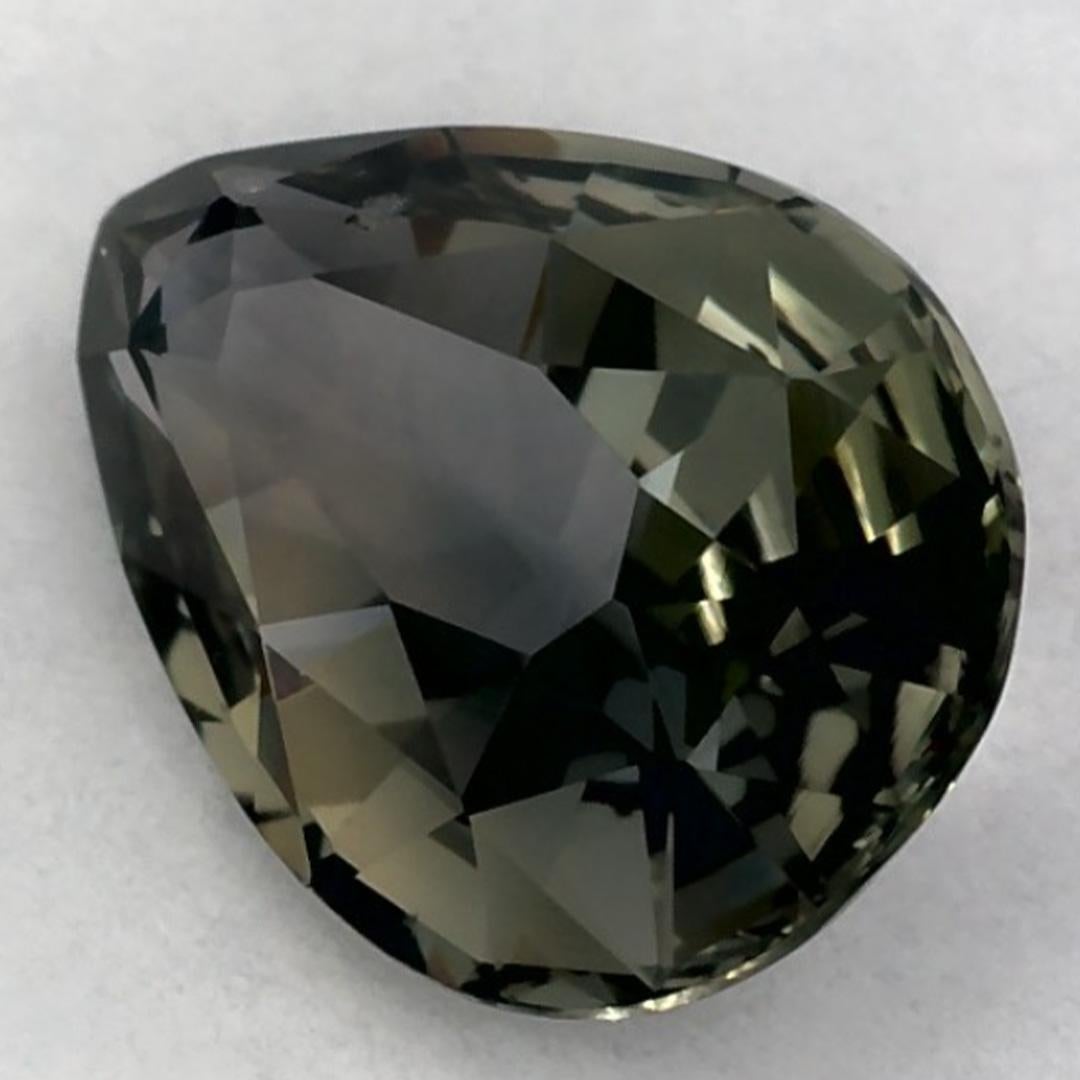 Ce saphir vert naturel offre élégance et sophistication. Avec sa riche saturation de couleurs et sa coupe précise, il constitue la pièce maîtresse parfaite pour une bague de fiançailles ou une conception de bijoux de luxe.

Ce saphir provient du Sri