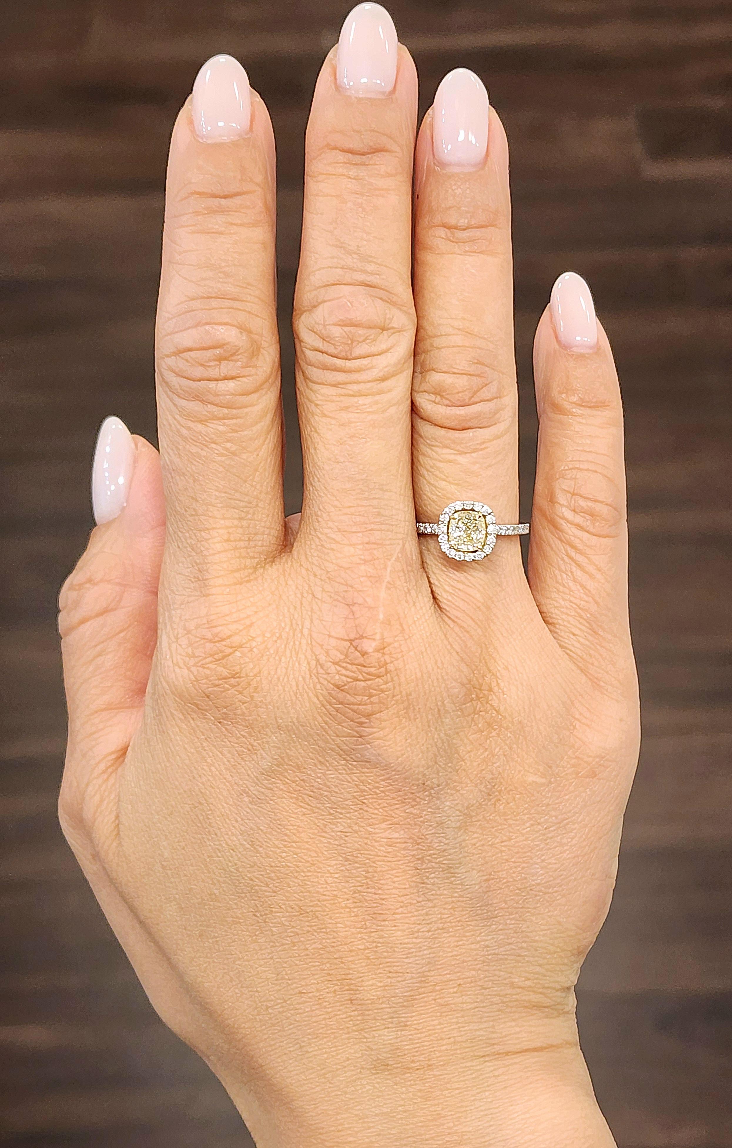 Cette magnifique bague en diamant jaune naturel 18k pèse 1,60 ct. Il est orné d'un magnifique diamant jaune en son centre. Les diamants ronds qui l'entourent pèsent 0,46 ct. Les diamants sont de couleur G et de pureté VS1. 