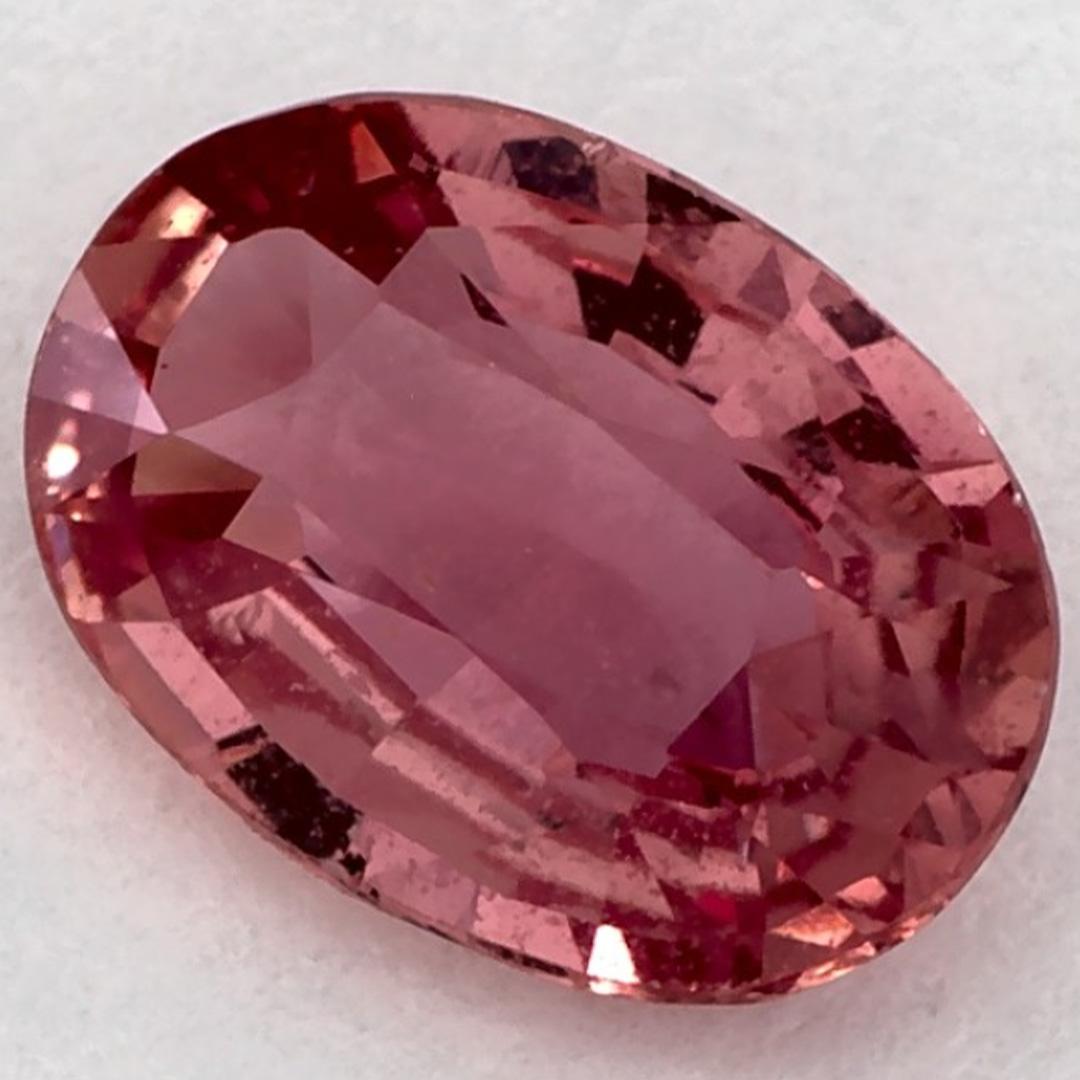 Questo zaffiro rosa naturale offre eleganza e raffinatezza. Con la sua ricca saturazione del colore e il taglio preciso, è il centro perfetto per un anello di fidanzamento o un design di gioielli di lusso.

Questo zaffiro proviene dallo Sri Lanka