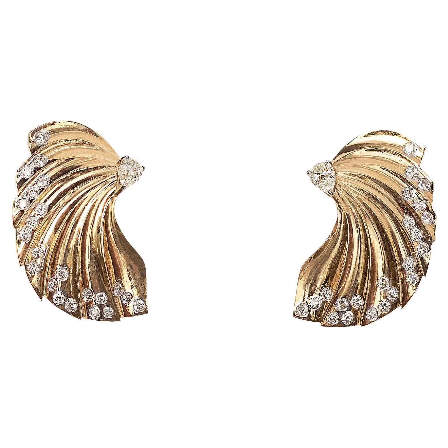 1.59 cts Studs Earrings in 18K Yellow Gold For Sale