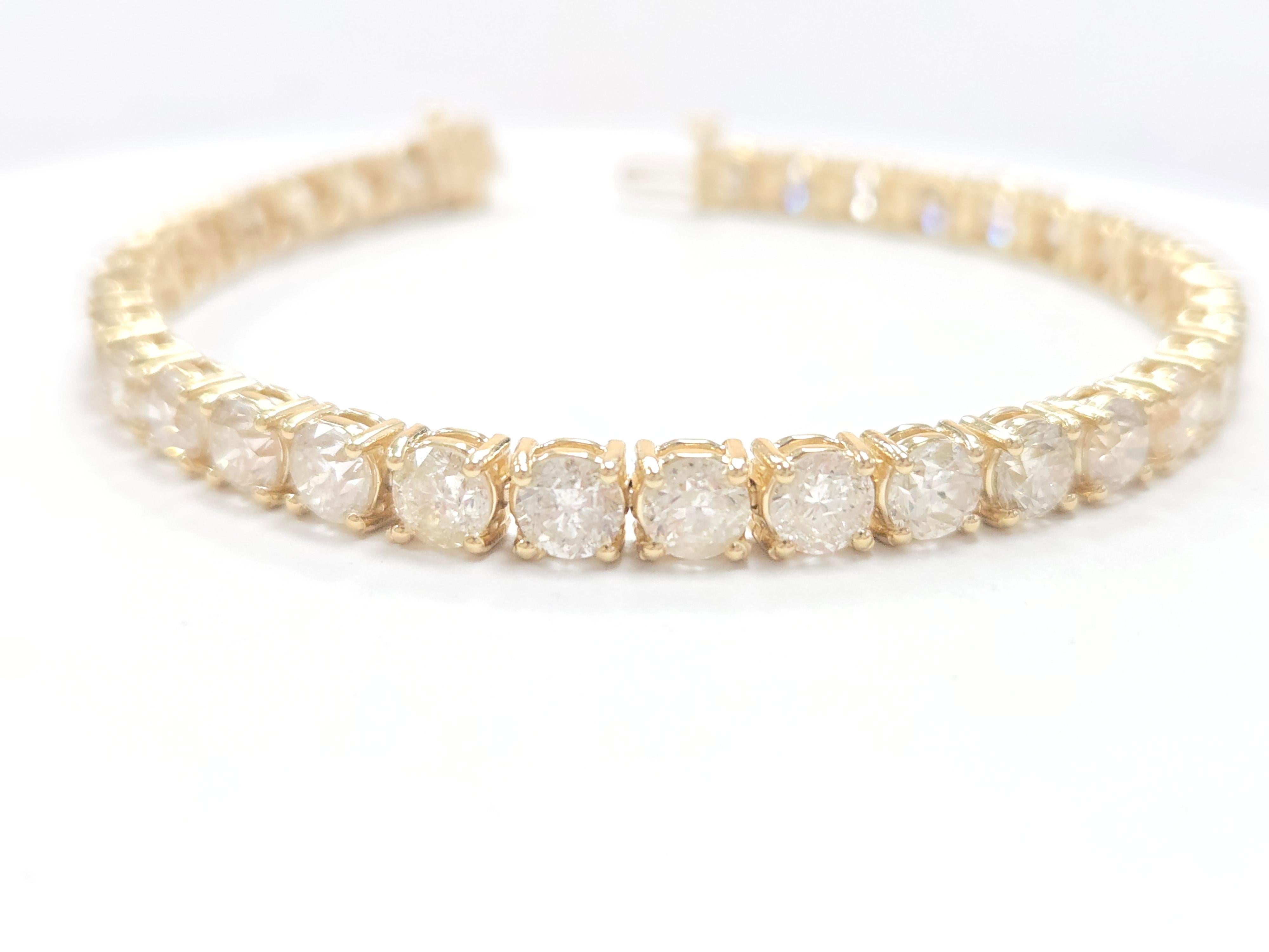 Elegantes Tennisarmband mit weißen Diamanten im Brillantschliff

Dieses exquisite Tennisarmband zeichnet sich durch runde weiße Diamanten im Brillantschliff aus, die für ihre außergewöhnliche Brillanz und ihr Funkeln bekannt sind. Die Diamanten sind