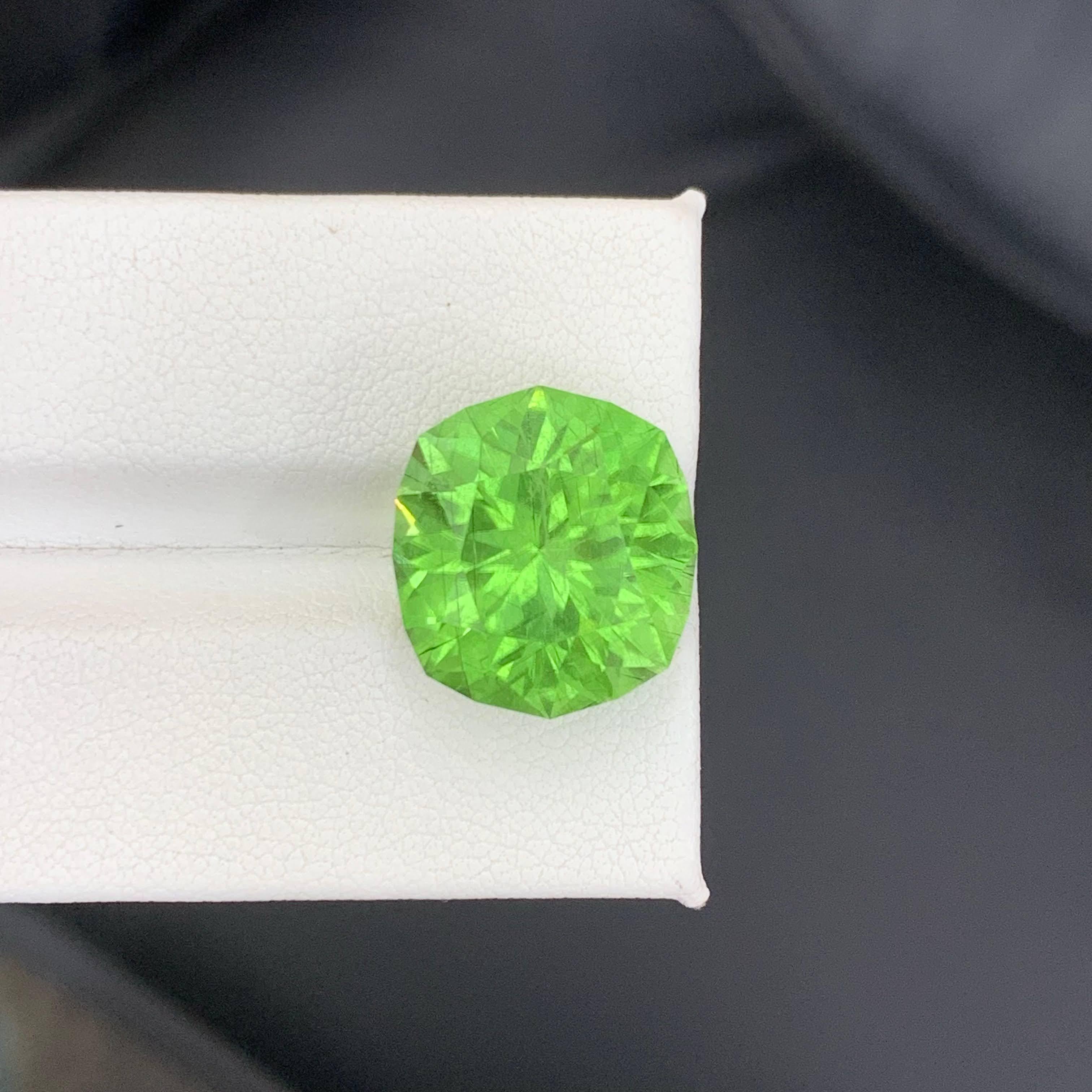 Modern 15.90 Carat Natural Loose Quality Rutile Inclusion Peridot Pakistani Gemstone For Sale