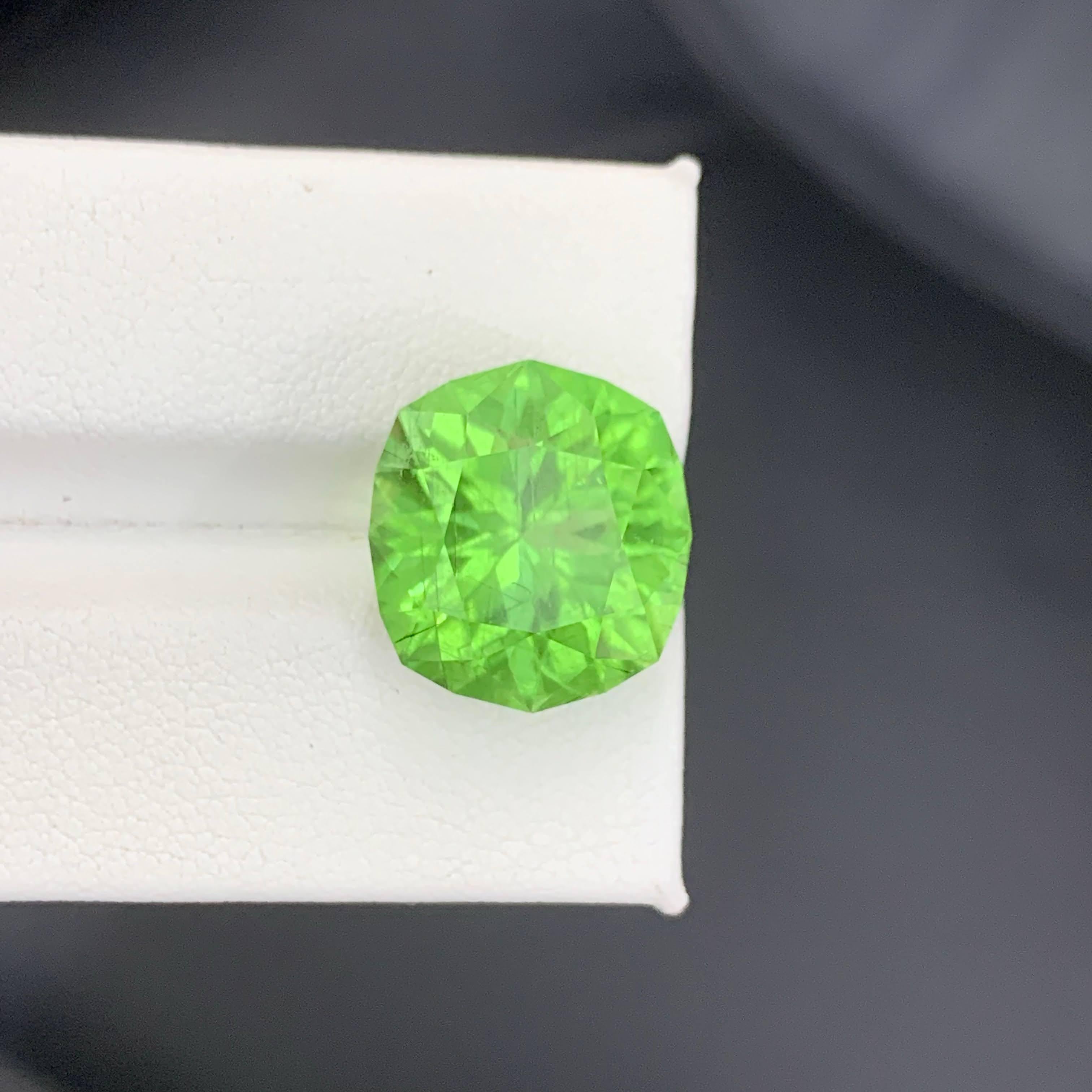 Women's or Men's 15.90 Carat Natural Loose Quality Rutile Inclusion Peridot Pakistani Gemstone For Sale