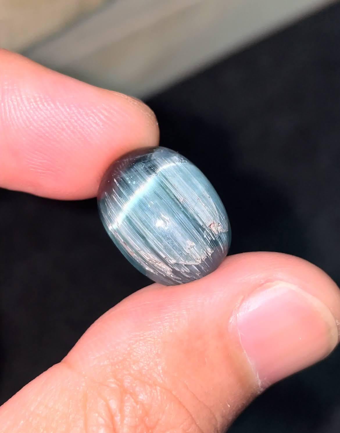 Gewicht 15,90 Karat 
Abmessungen 17,4x13,1x8,1 mm
Behandlung keine 
Herkunft Afghanistan 
Diaphanie Transluzent
Form oval 
Geschliffener Cabochon 




Der 15,90 Karat schwere Blaue Katzenaugen-Turmalin ist ein faszinierender natürlicher Edelstein