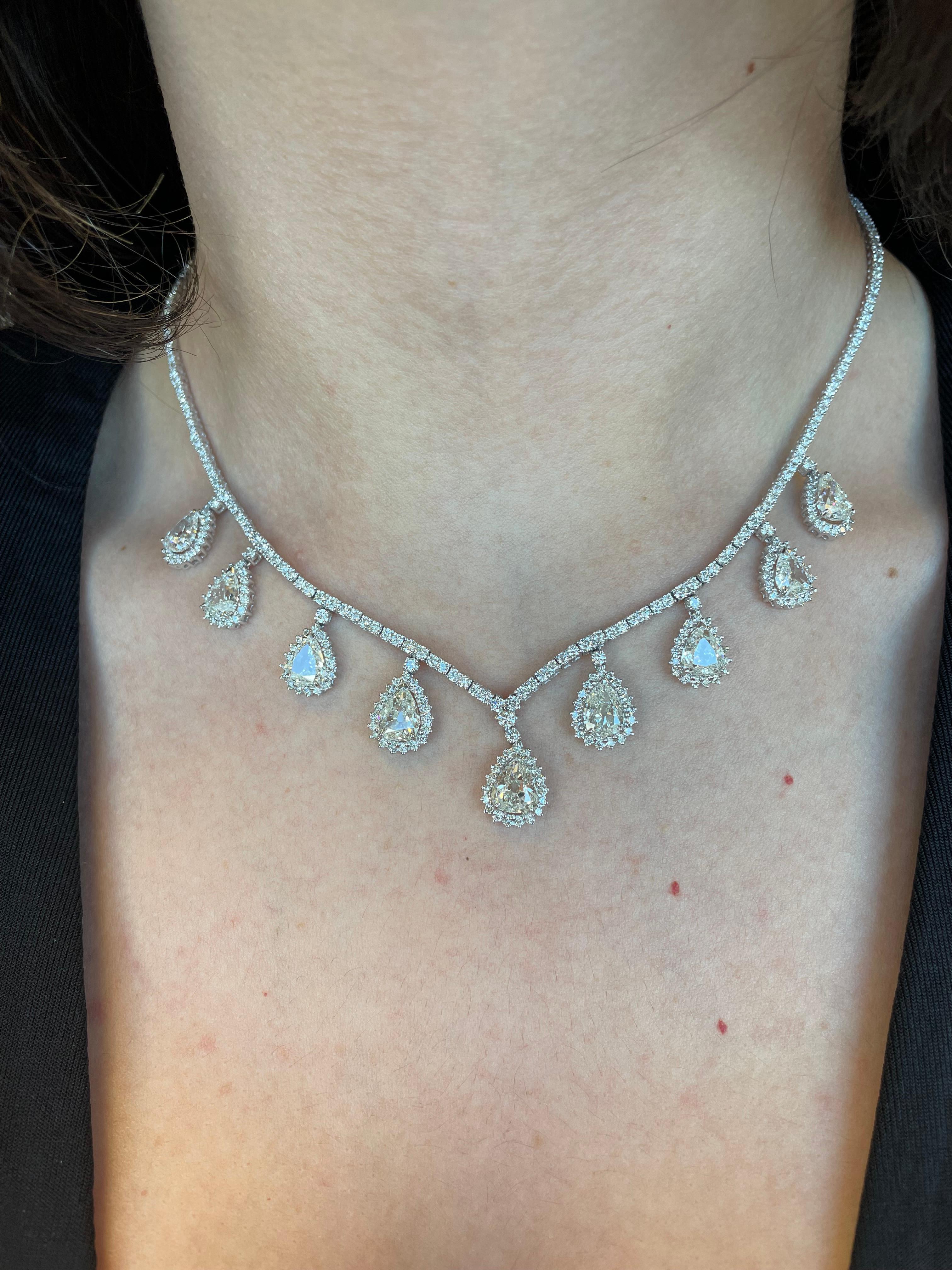 Exquisite dangling old pear cut diamond high jewelry necklace.
390 diamonds total, 15.91 carats total. 9 old pear cut diamonds 9.81ct, approximately I/J color and VS2/SI1 clarity. 381 round brilliant diamonds 6.10ct, approximately H/I color and SI