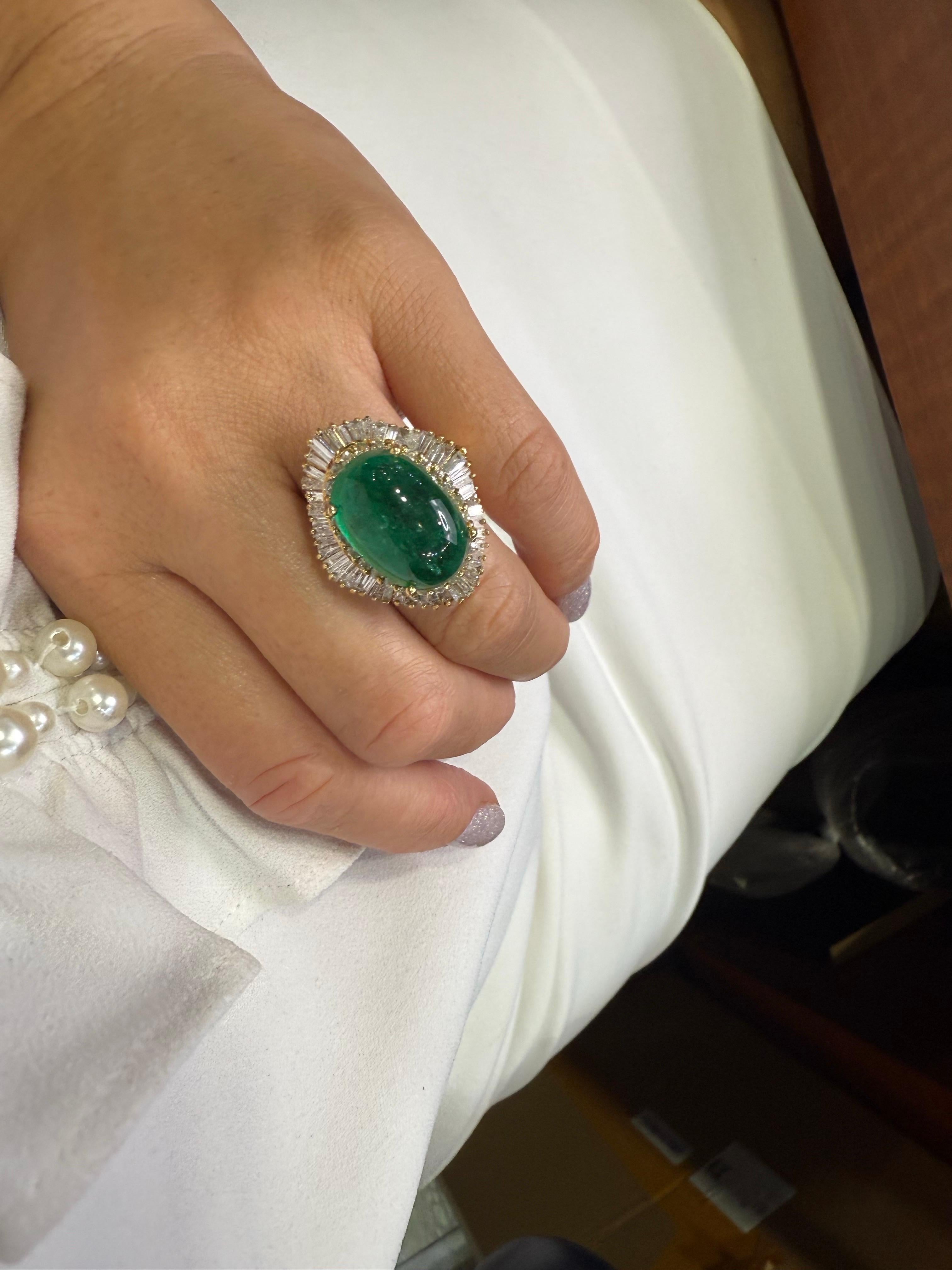 Atemberaubende große Cabochon Smaragd von GIA kolumbianischen Smaragd zertifiziert. 
Der Ring ist im Cocktail-Stil mit 18KT Gelbgold und 5 Karat VS-SI Diamanten gemacht.

**Alle Artikel verlassen unser Haus mit einem Zertifikat auf den Namen des