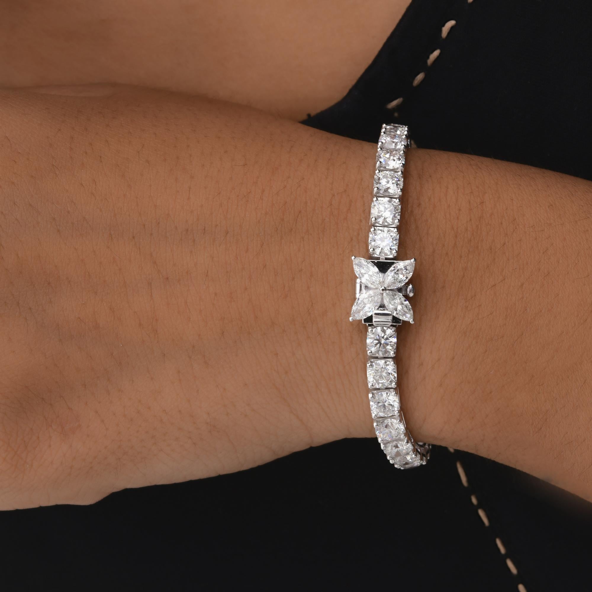 15.93Ct Round Brilliant Cut Certified Diamond Tennis Bracelet en or blanc 18k
Ce bracelet présente une ligne ininterrompue de diamants ronds brillants menant gracieusement à une étonnante pièce centrale en forme de papillon méticuleusement sertie de
