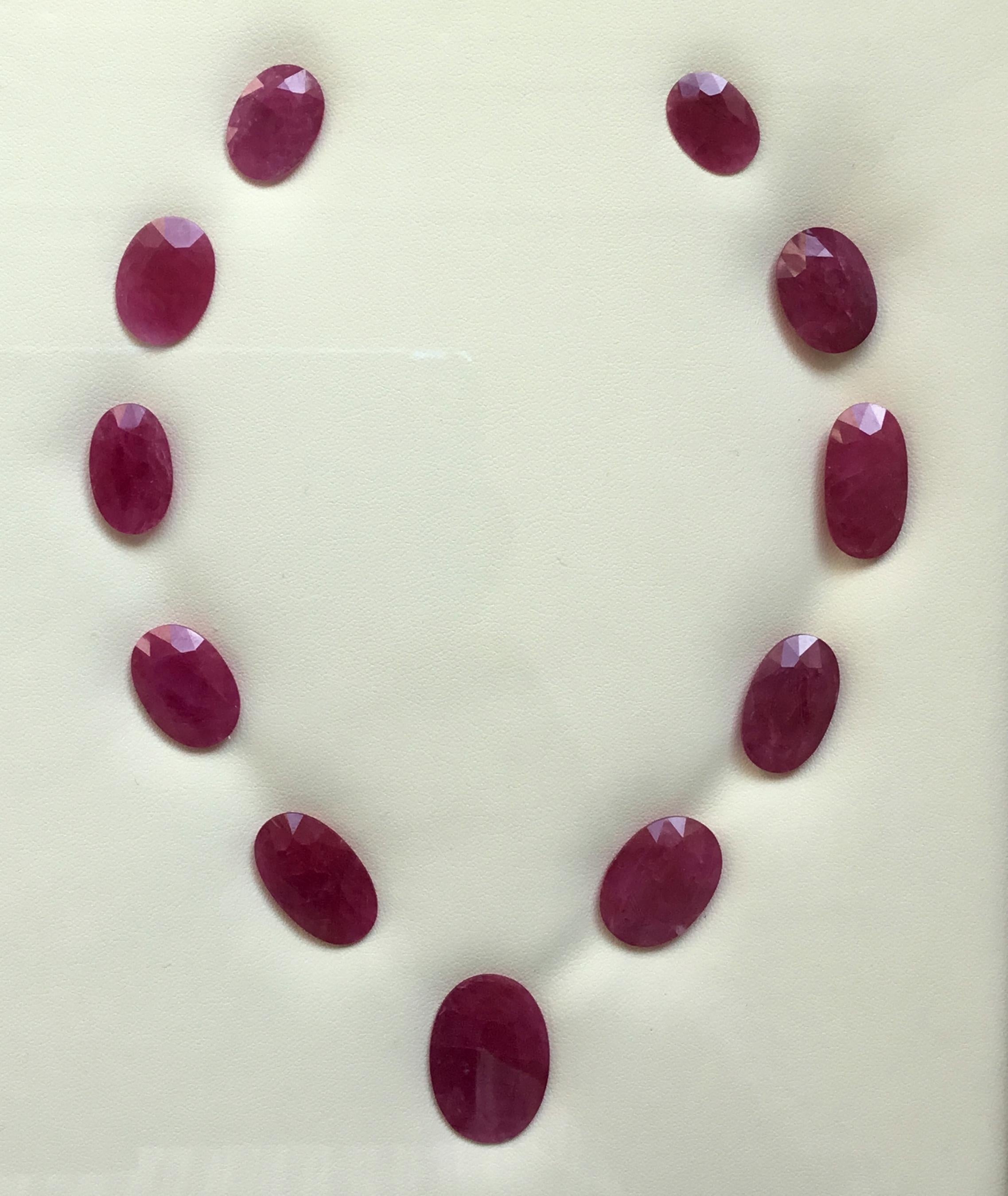 Art déco 159.61 Carats Ruby Mozambique Oval Faceted Cut stone Layout Heated Natural Gem en vente