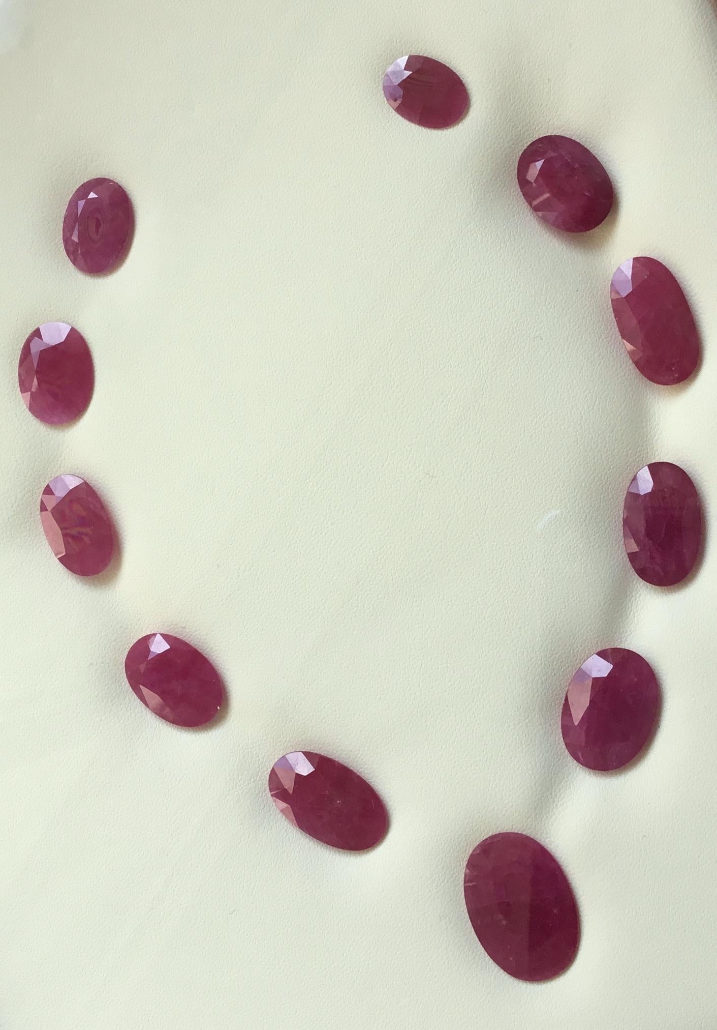 159.61 Carats Ruby Mozambique Oval Faceted Cut stone Layout Heated Natural Gem Unisexe en vente