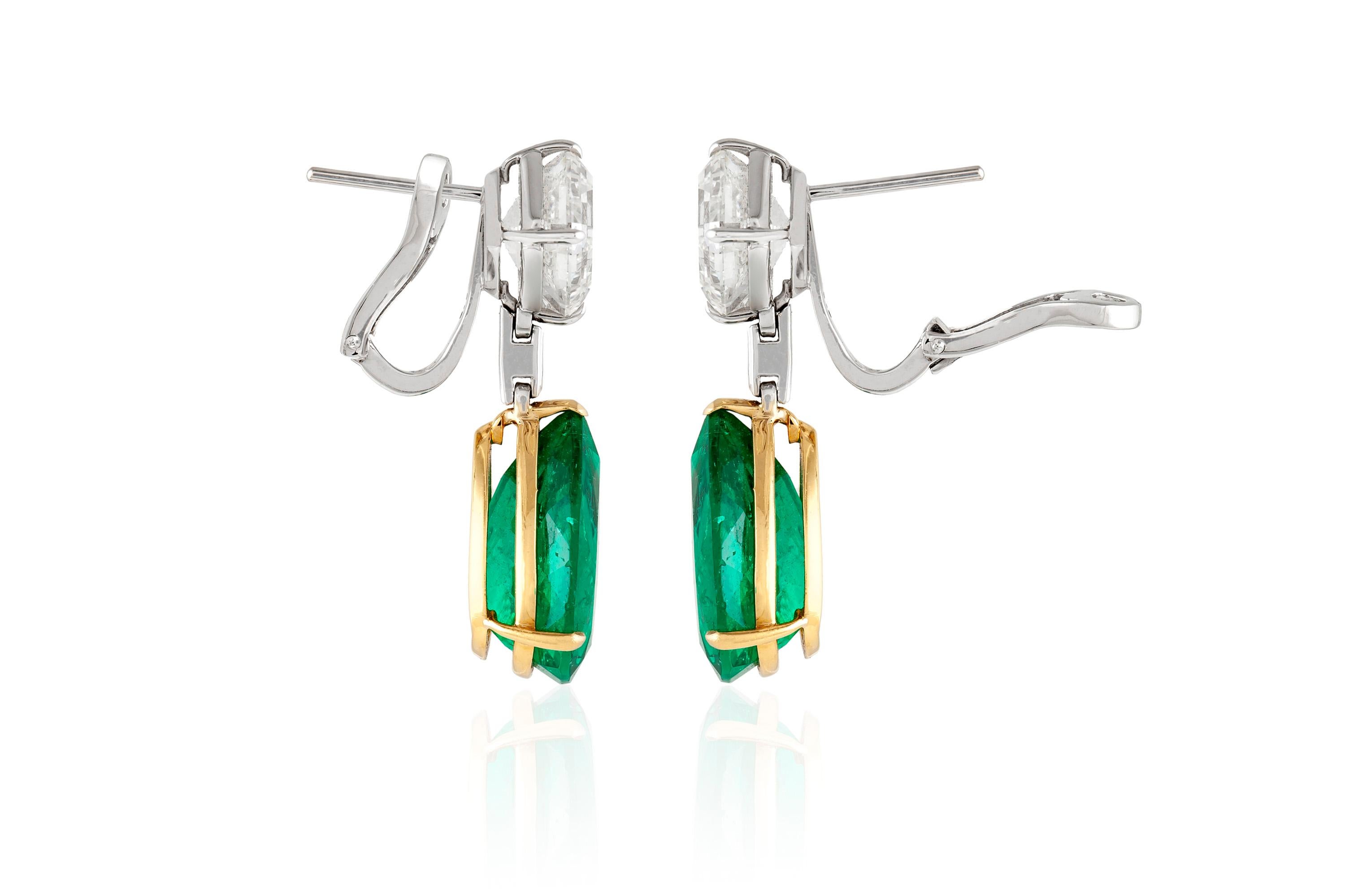 Exquisite Tropfenohrringe aus Platin und 18 Karat Gold mit zwei quadratischen Diamanten im Smaragdschliff (3,43 Karat, J VS1 und 3,40 Karat, J VVS2) und zwei birnenförmigen Smaragden (7,95 Karat und 8,02 Karat) an der Spitze.
Diamanten sind von GIA