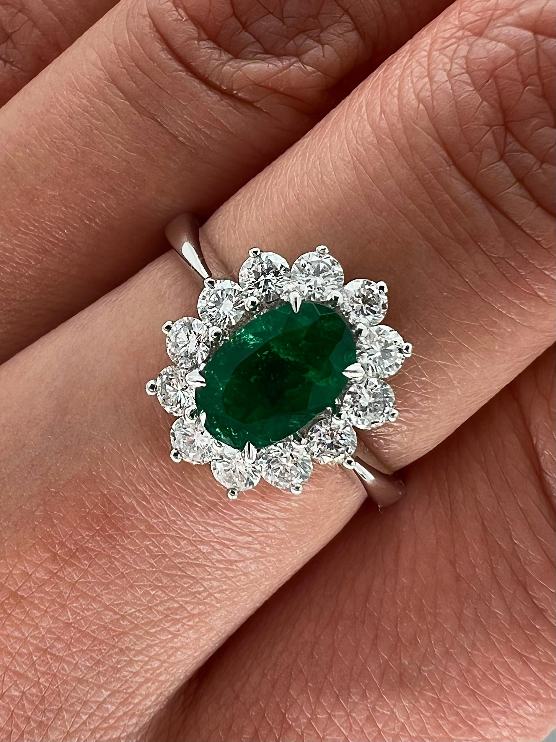 1.59 Carat Green Emerald and Diamond Ladies Ring In New Condition For Sale In New York, NY