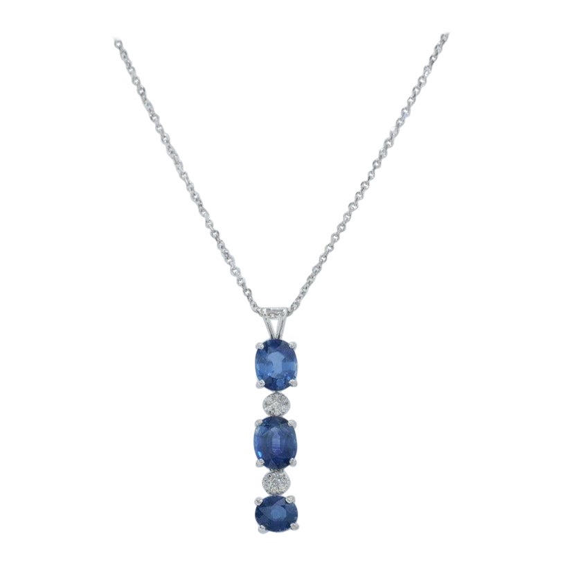 Collana con zaffiro blu ovale e diamanti in oro massiccio 14 carati da 1,59 carati (certificato) in vendita