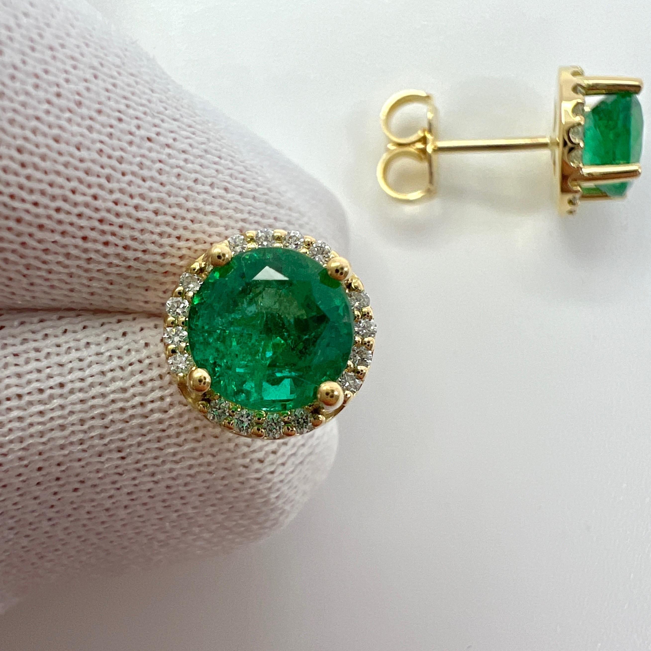 1.59 Ct Vivid Green Emerald Diamond Round Cut 18k Yellow Gold Halo Earring Studs In New Condition For Sale In Birmingham, GB