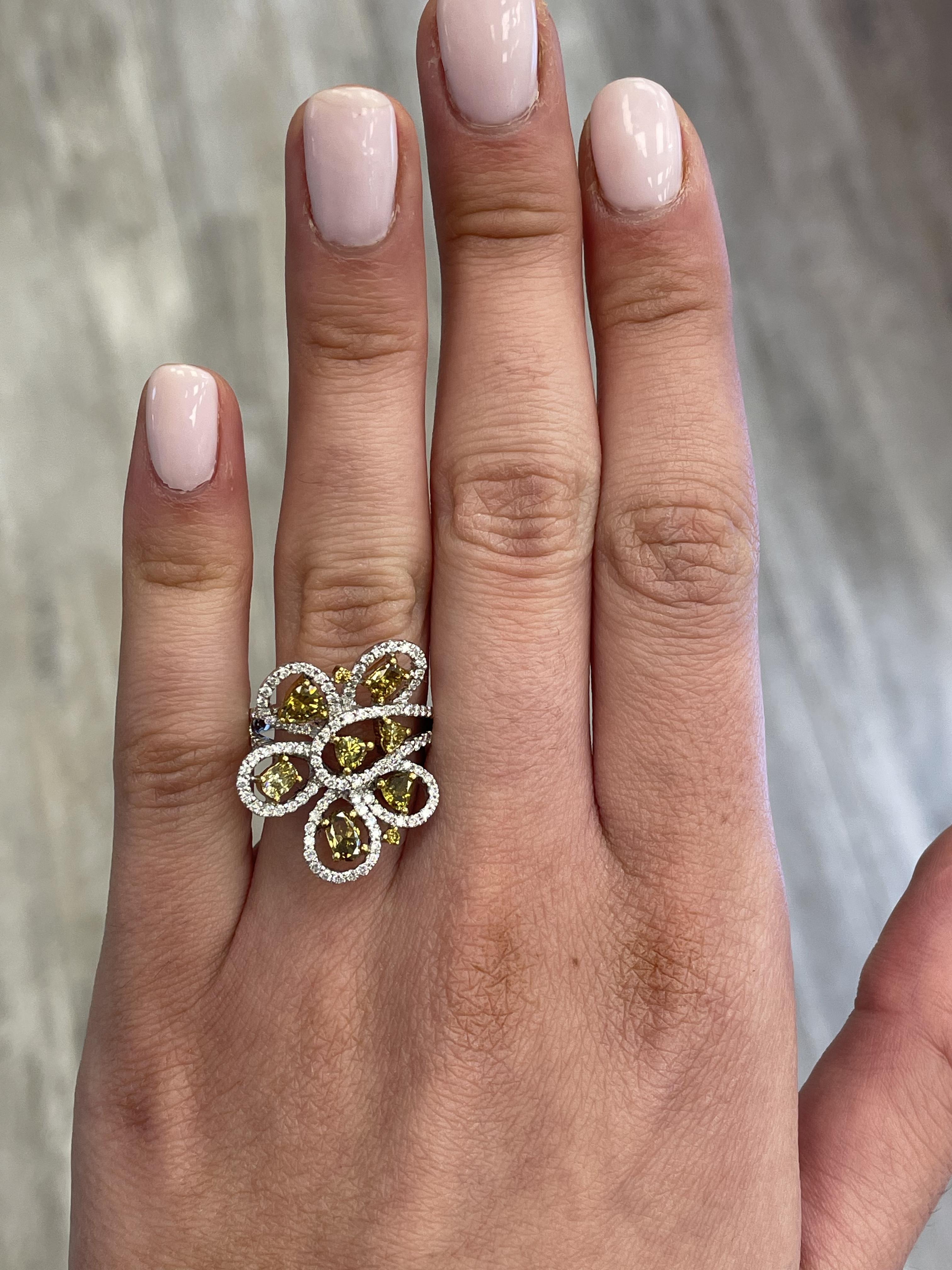 Bague moderne en diamant jaune de couleur florale, par Alexander Beverly Hills. 
Poids total des diamants : 1,59 carats.
5 diamants mixtes, 0,96 carats. Environ diamants de couleur jaune verdâtre intense VS2/SI1. Complété par 109 diamants ronds de