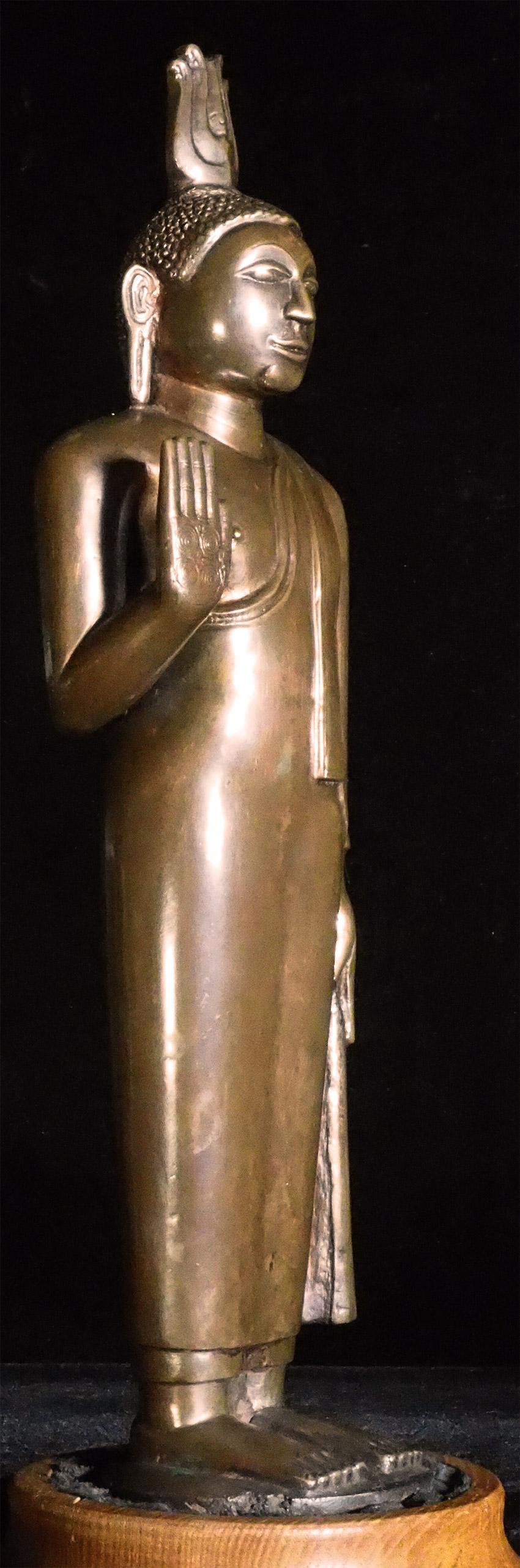 XVIIIe siècle et antérieur 15C Bouddha debout en bronze/autre alliage de la période du Sri Lanka Divided Kingdom - spécial en vente